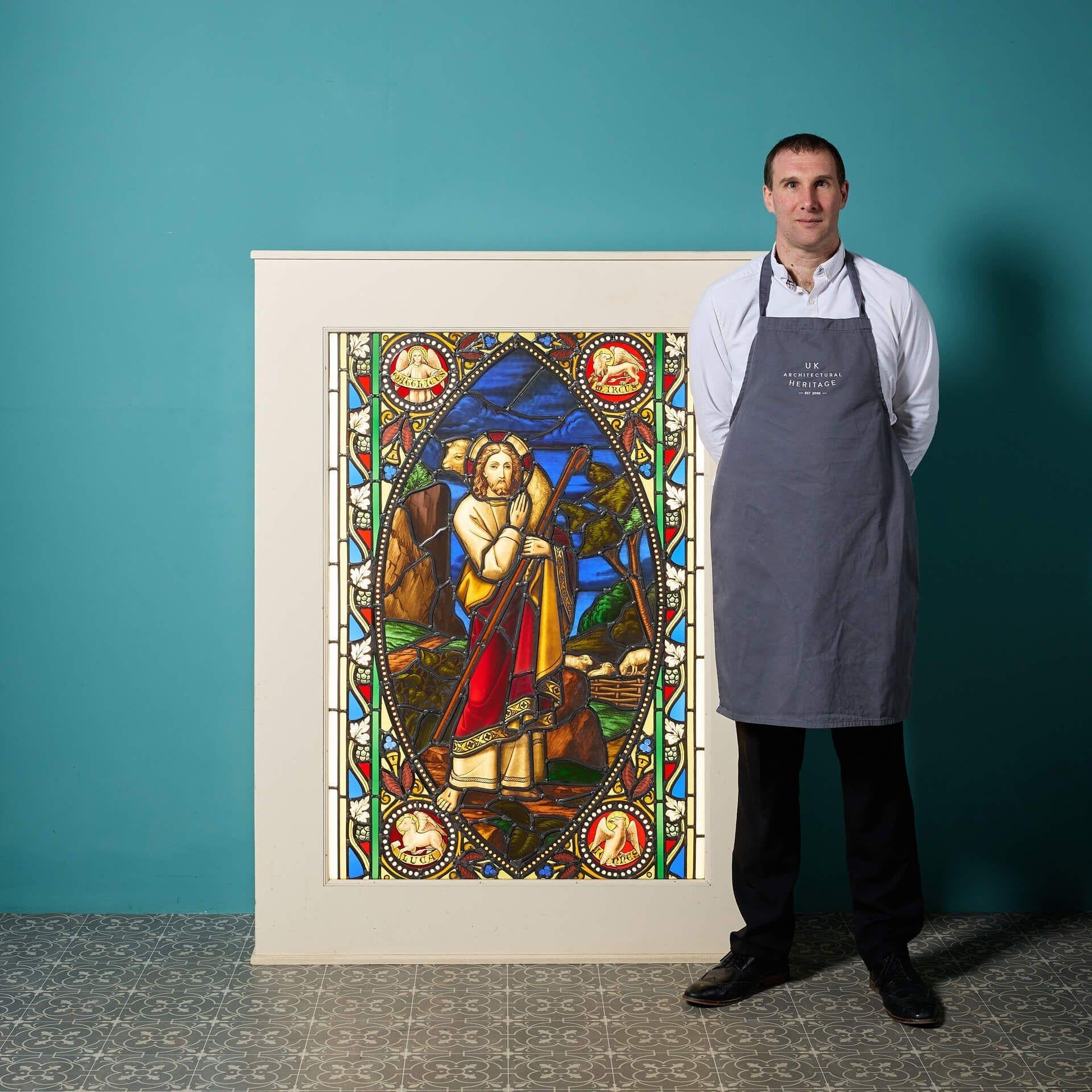 Gran vidriera eclesiástica que representa una escena del Buen Pastor.

Esta vidriera, que data de hacia 1890, está alojada en un moderno marco de caja retroiluminado que da vida a su gama de vibrantes colores.

Los nombres de Mateo, Marcos, Lucas y