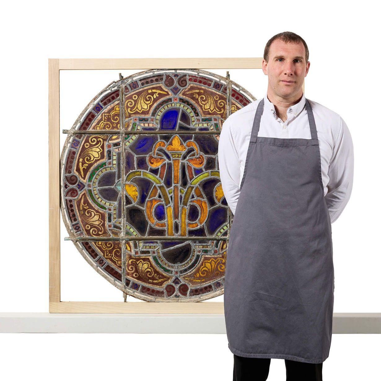 Gran vidriera redonda eclesiástica antigua de ø101 cm que representa un diseño estilizado con roleos. Si buscas varios, también vendemos otros redondeles con un diseño muy similar.

Esta vidriera antigua presenta una vibrante gama de cristales de
