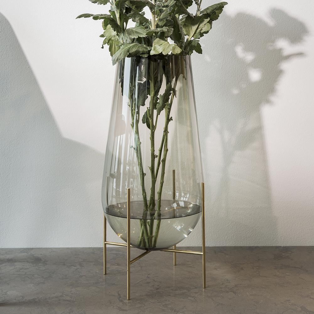 Large Echasse Vase by Theresa Arns, with Brass Legs and Smoked Glass (21. Jahrhundert und zeitgenössisch) im Angebot