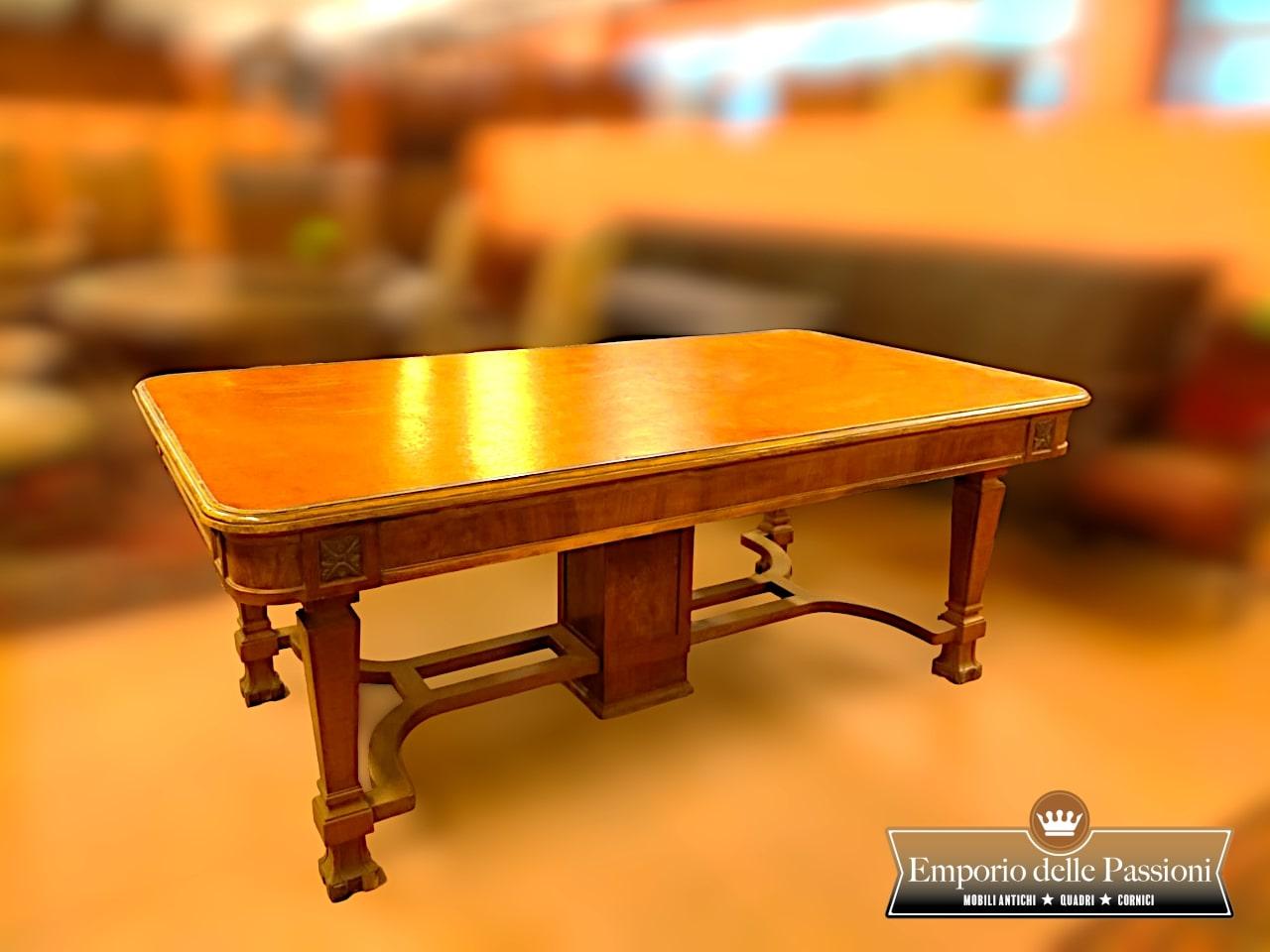 Großer eklektischer Liberty-Tisch

Dieser große eklektische Liberty-Tisch ist eine elegante Ergänzung für jeden Wohnraum. Es weist unverwechselbare Stilelemente auf, die sowohl den Jugendstil als auch das Art Déco und den Neoklassizismus