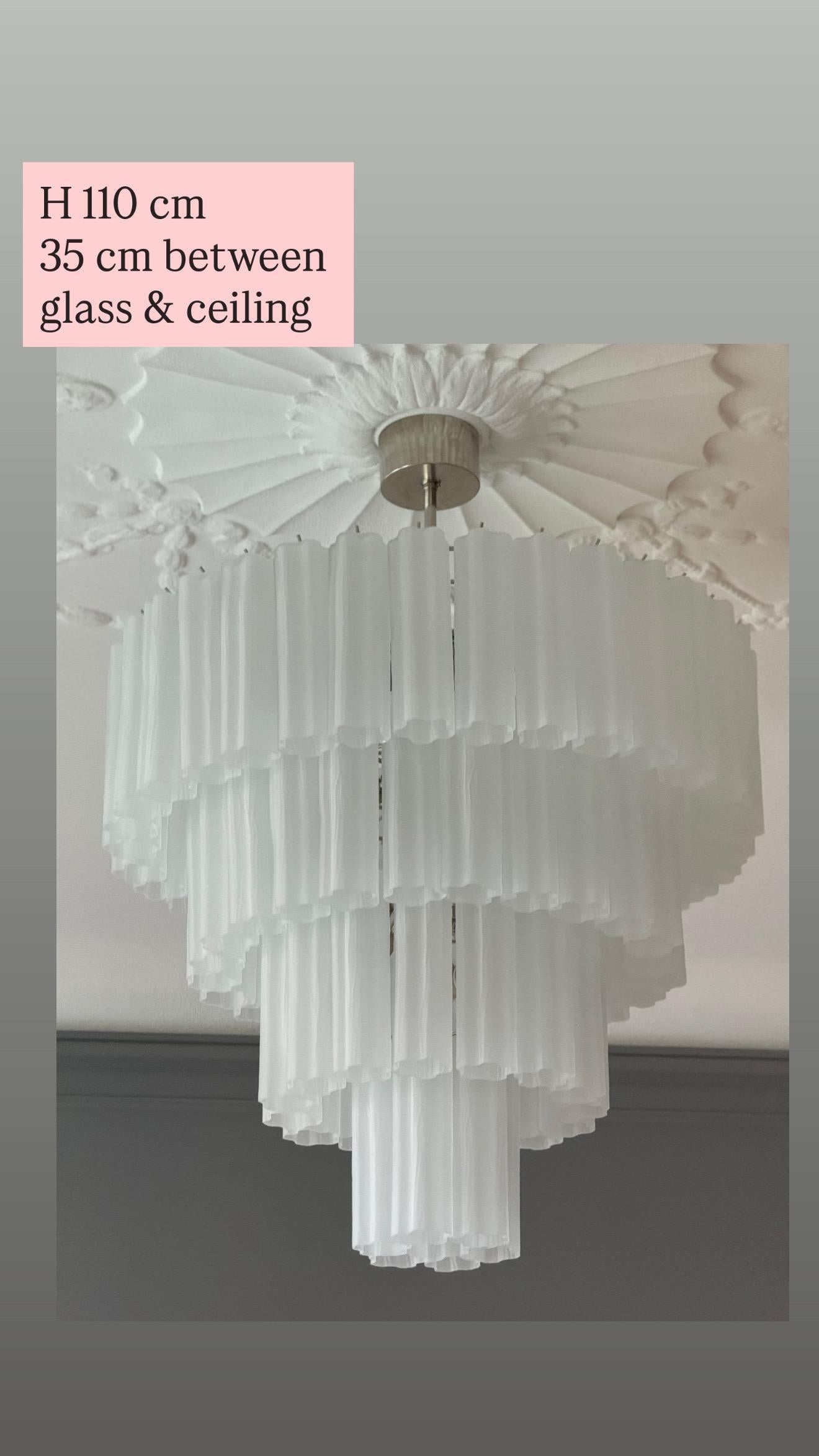 Gran araña ecléctica blanca de Murano con el estilo de Venini. en venta 4