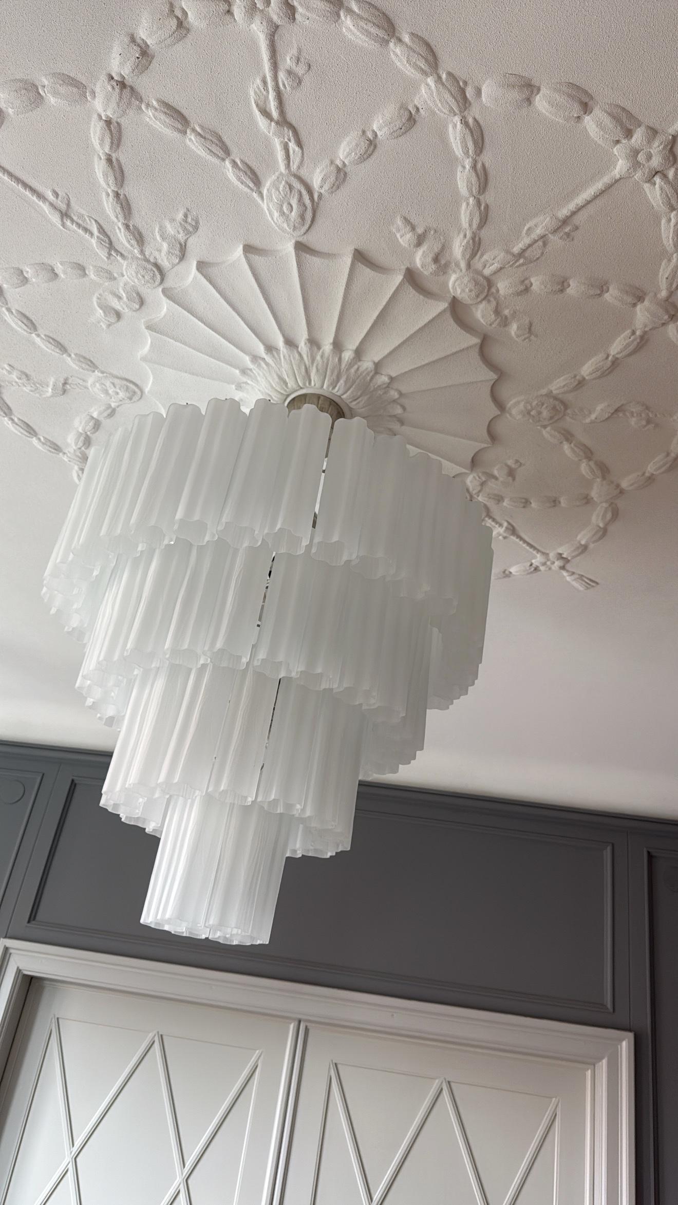 Gran araña ecléctica blanca de Murano con el estilo de Venini. Moderno de mediados de siglo en venta