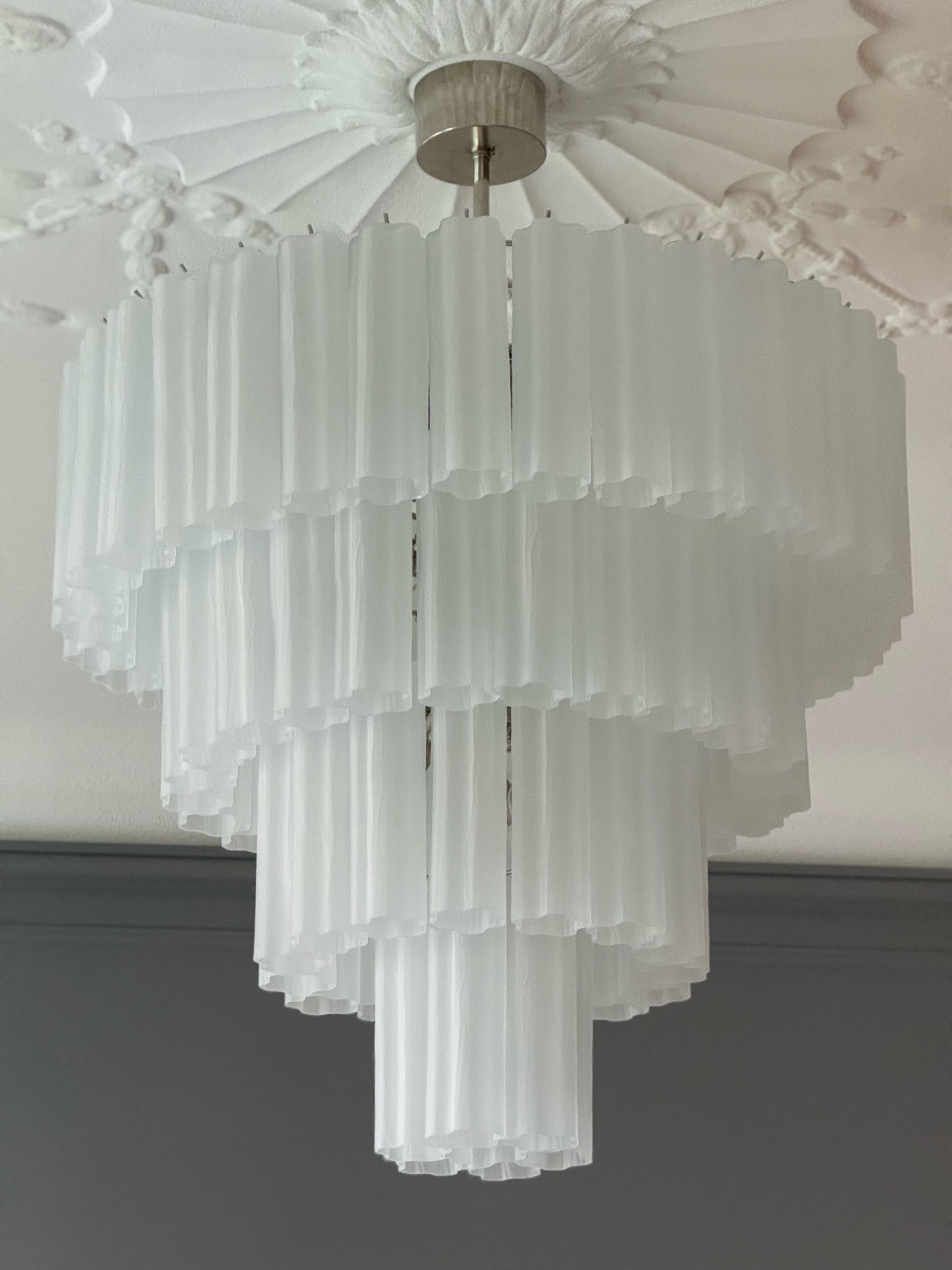 Gran araña ecléctica blanca de Murano con el estilo de Venini. mediados del siglo XX en venta