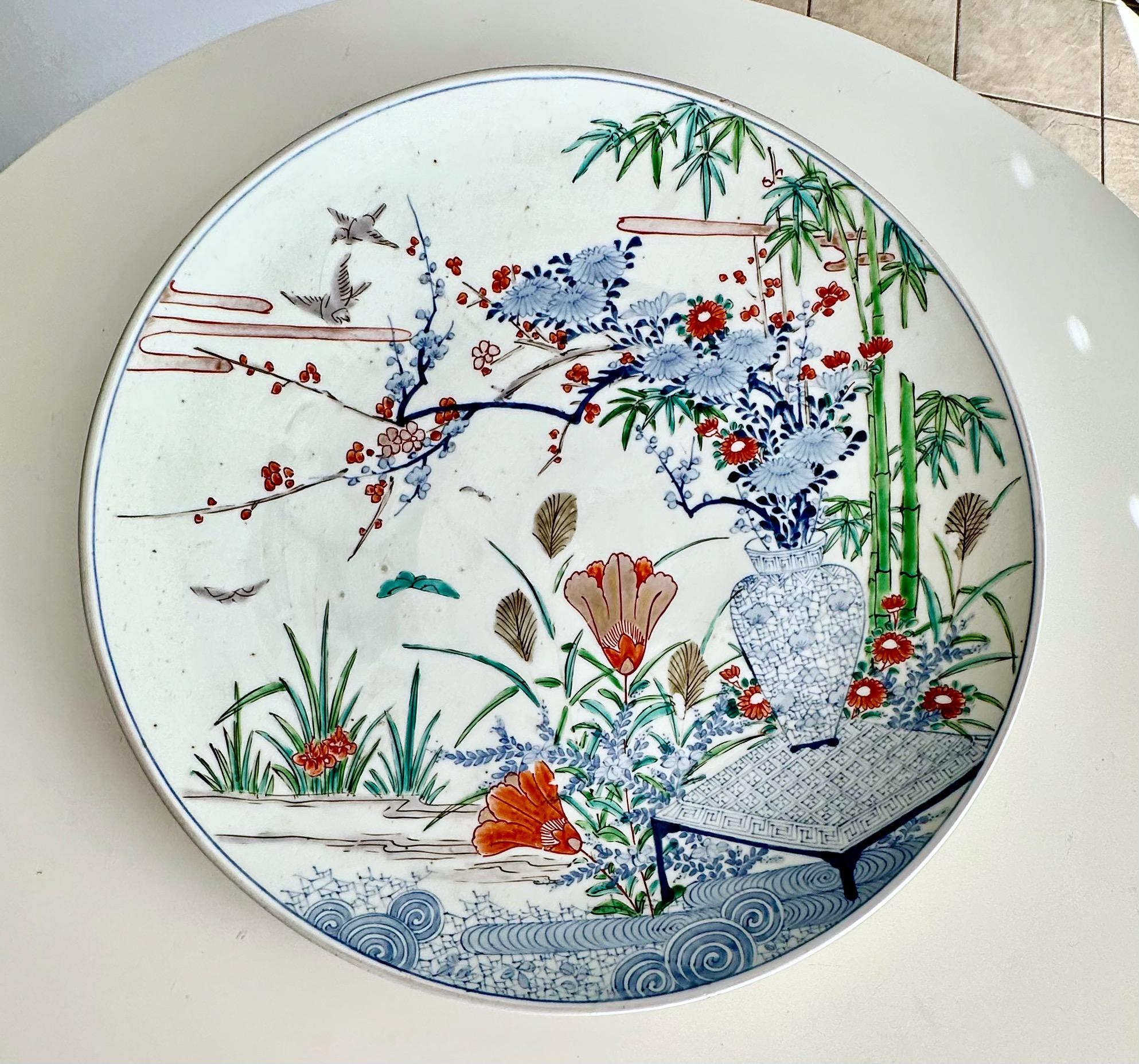 Handbemalte japanische Arita-Porzellanschale oder -Ladegerät aus der Edo-Zeit im Kakiemon-Stil. Die Schale weist ein zartes, asymmetrisches Design mit leuchtenden Emaillefarben auf, das für den Kakiemon-Stil charakteristisch ist. Die Dekoration