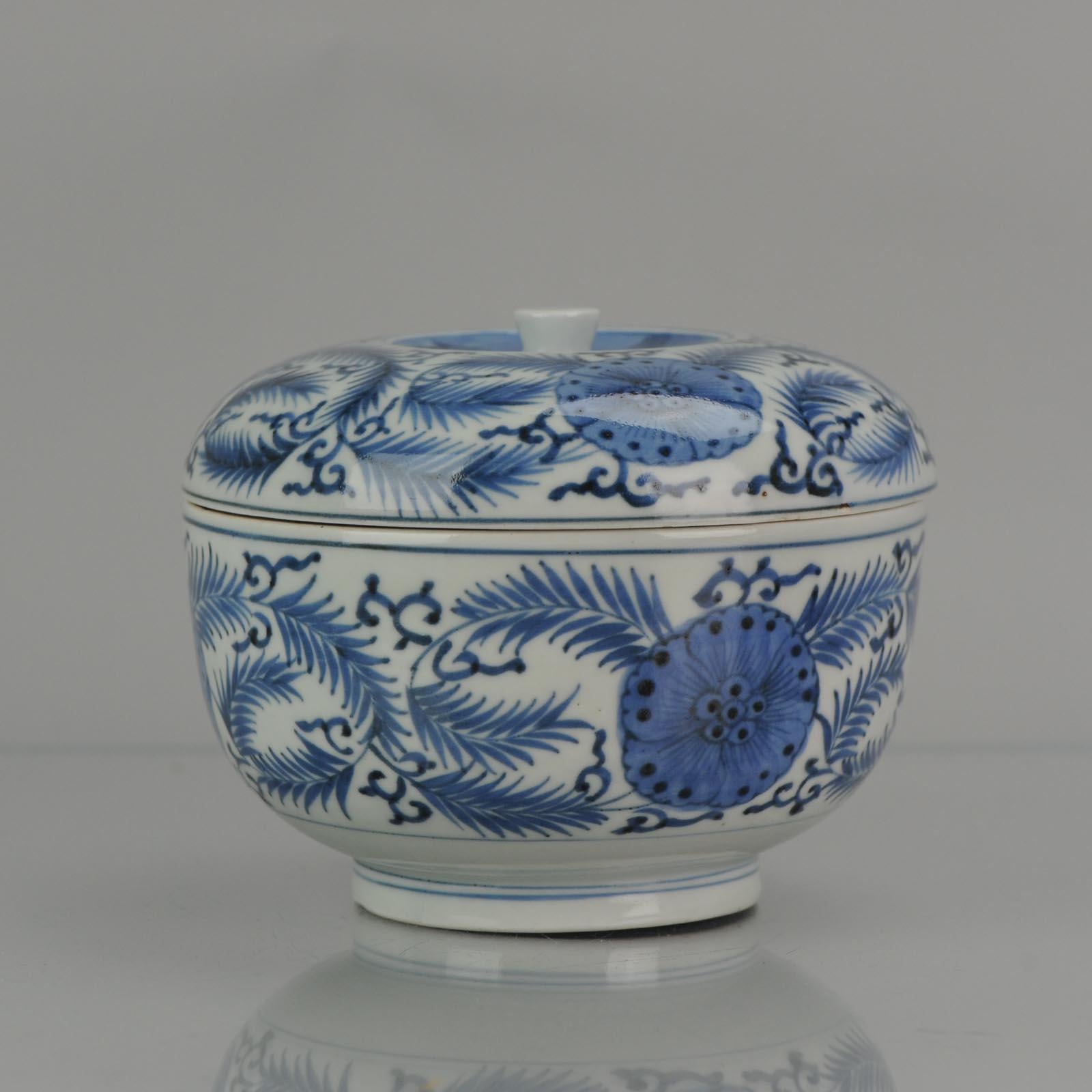 Large Edo Period 17-18th C Japanese Porcelain Arita Bowl Flowers and Branches In Good Condition In Amsterdam, Noord Holland