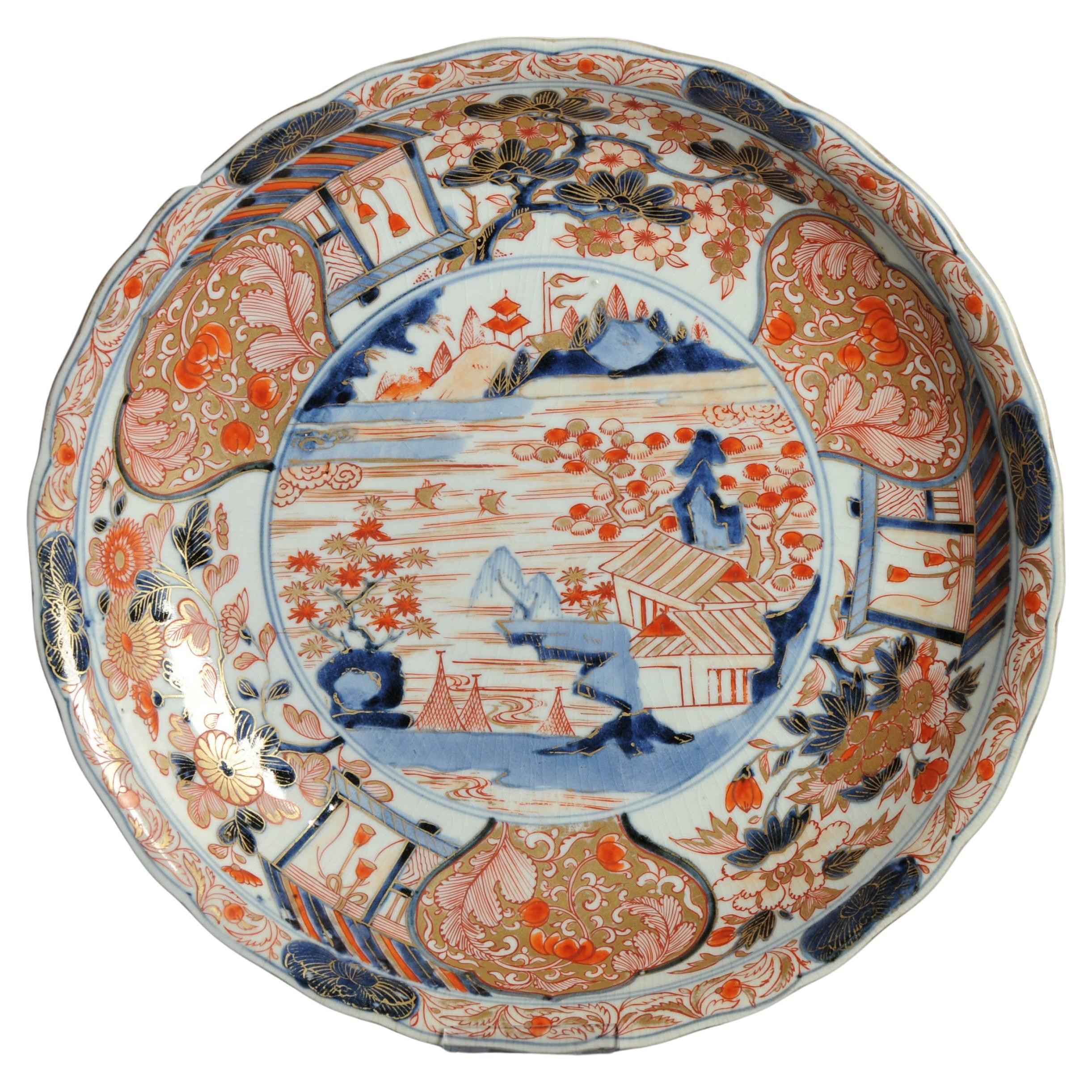 Grande caricatore da ciotola Imari del periodo Edo. Porcellana giapponese del 18° secolo con paesaggio