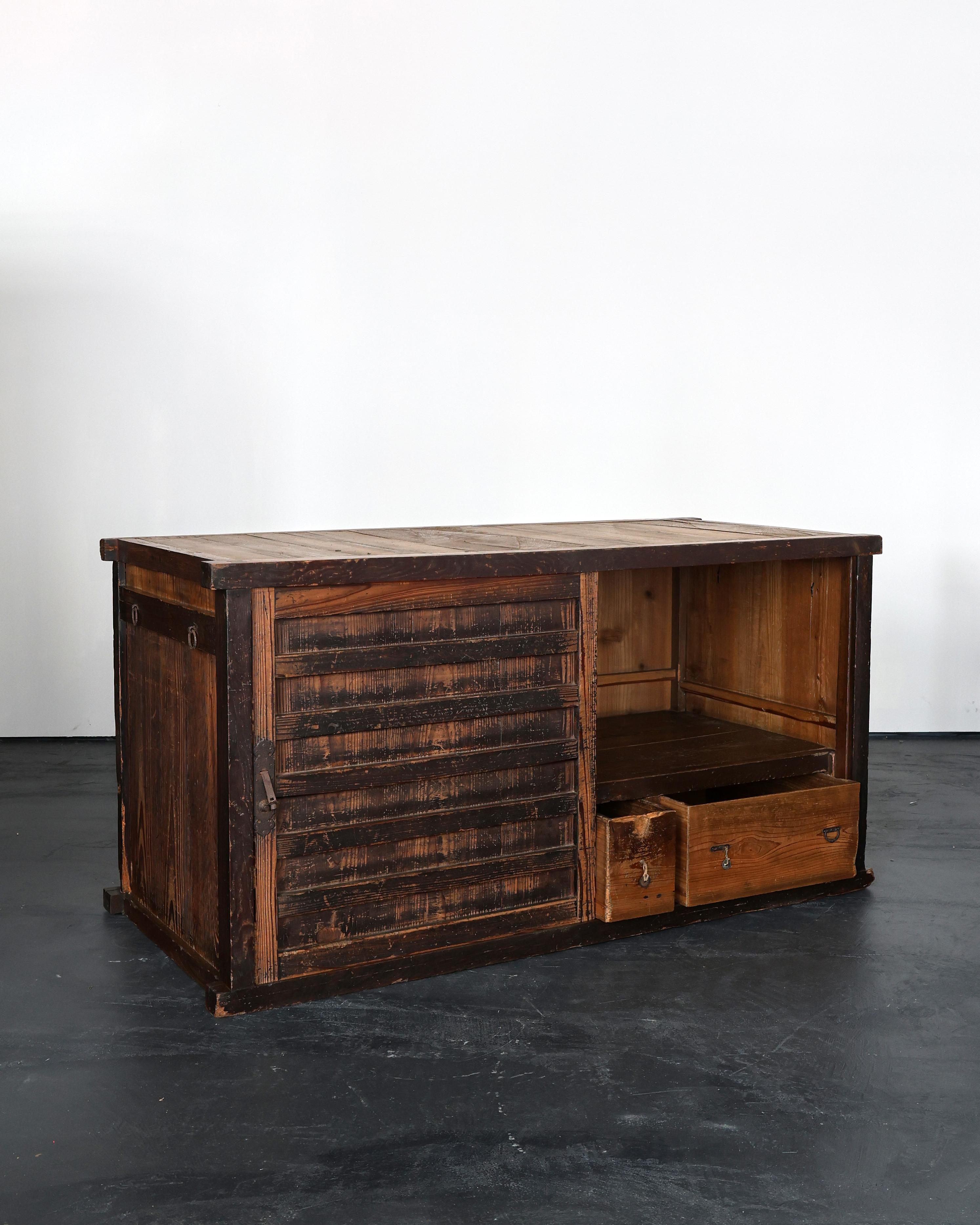 Giapponese Grande tansu/sideboard giapponese del periodo Edo Wabi Sabi in vendita