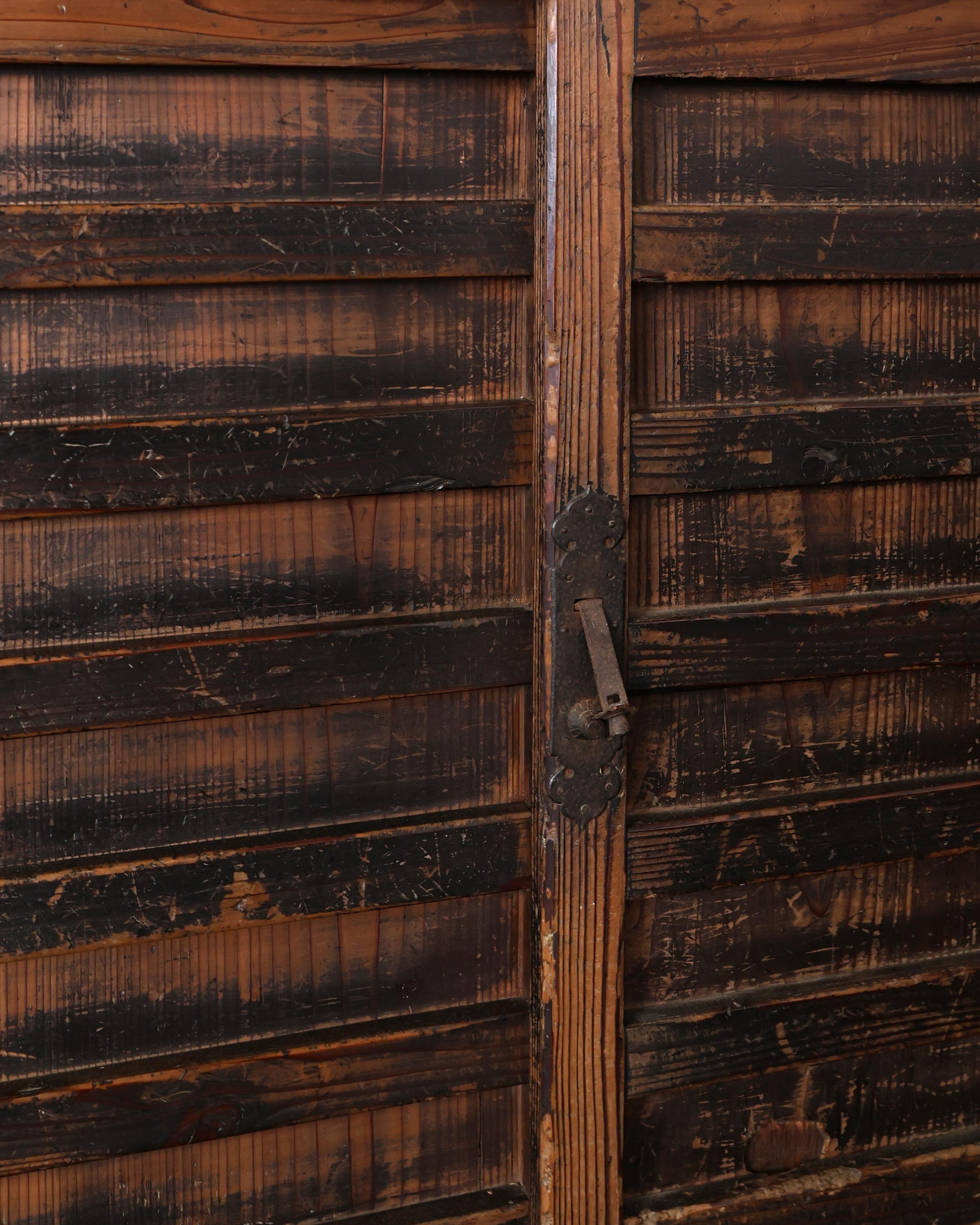 XIX secolo Grande tansu/sideboard giapponese del periodo Edo Wabi Sabi in vendita