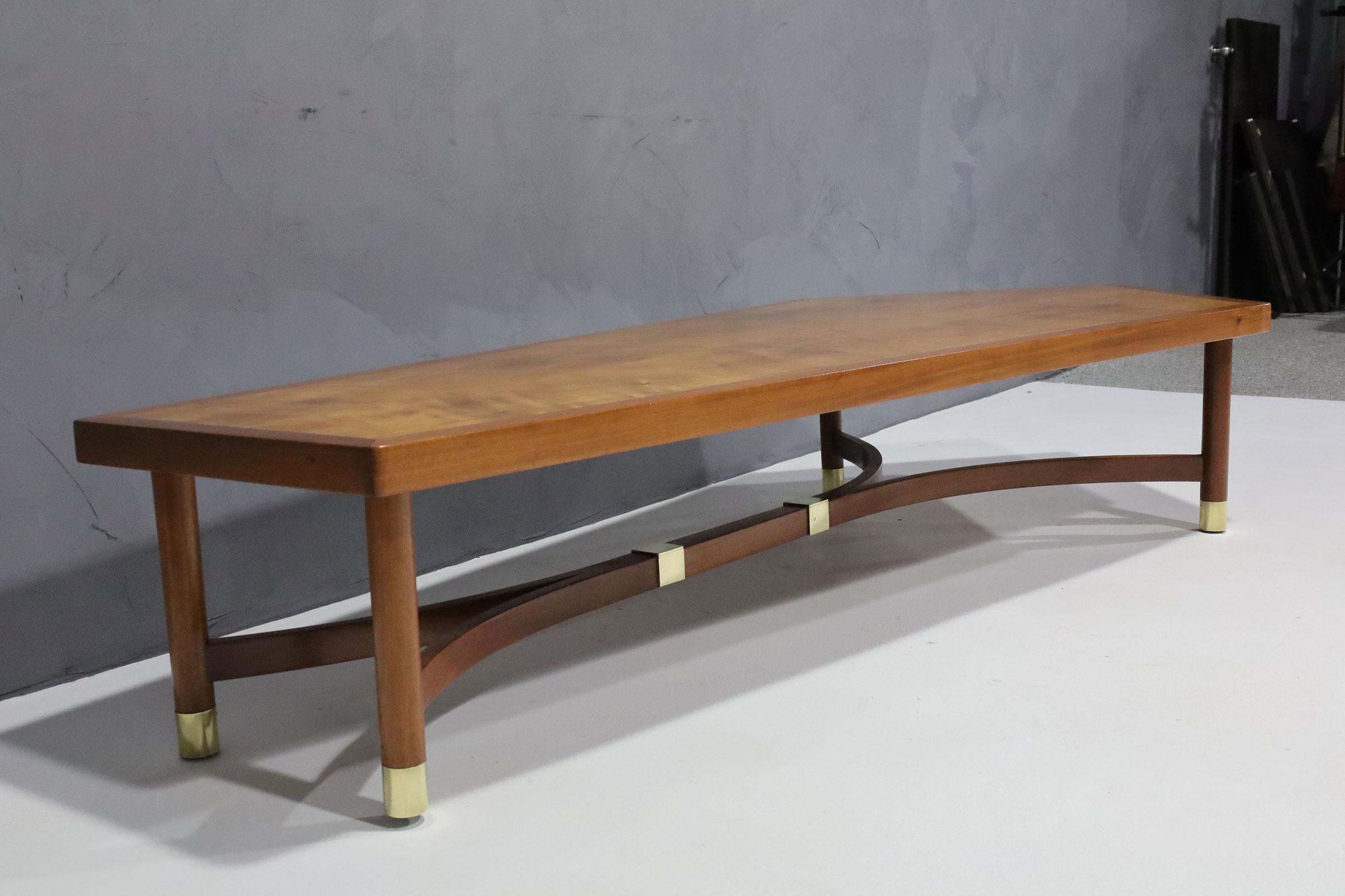 Grande table de cocktail attribuée à Harvey Probber avec accents en laiton en vente 3