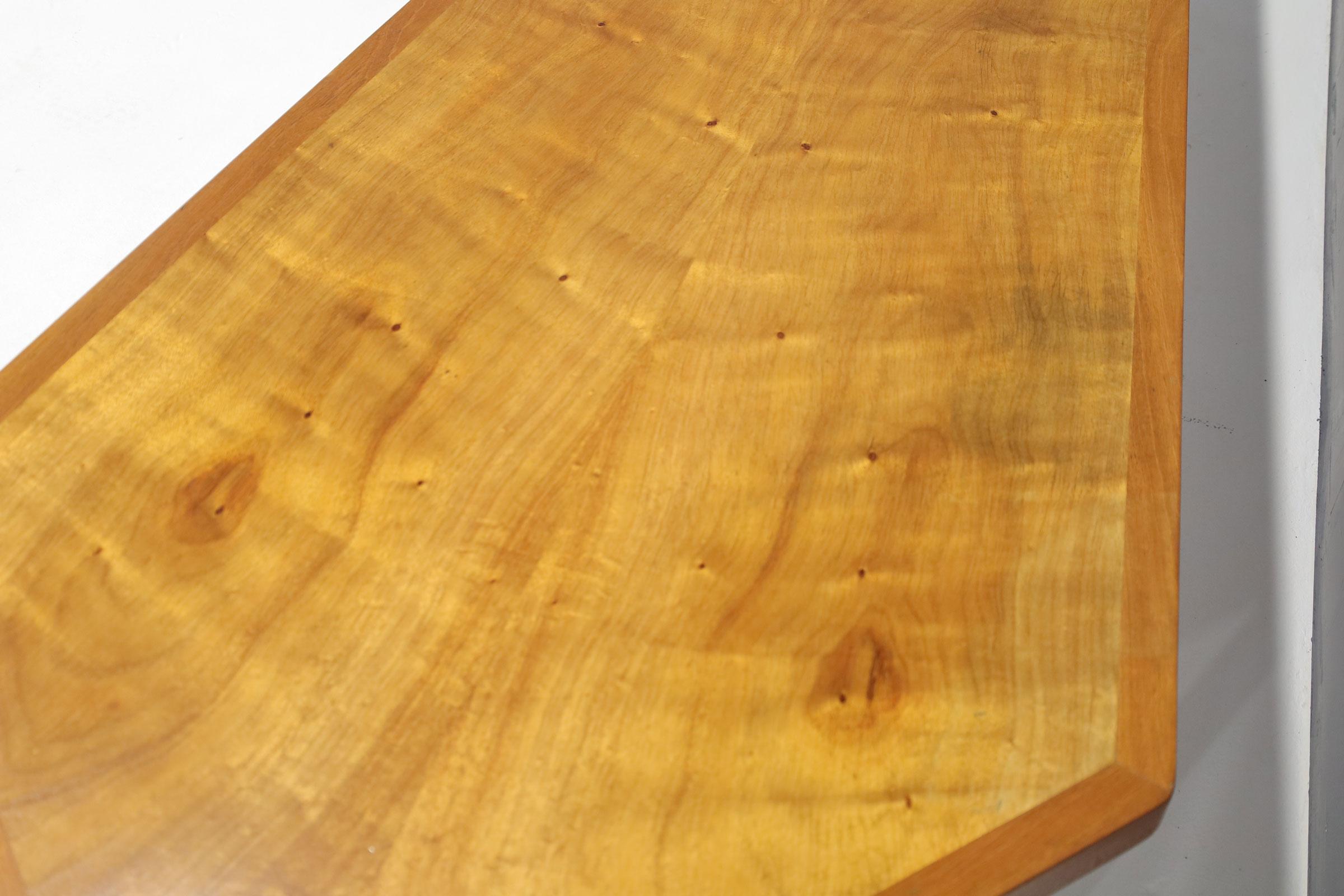Belle table de cocktail attribuée à Harvey Probber. Il s'agit d'un bois de pin assorti aux livres, avec des garnitures et des pieds en chêne. La table est en forme de pentagone (5 côtés) et mesure 82