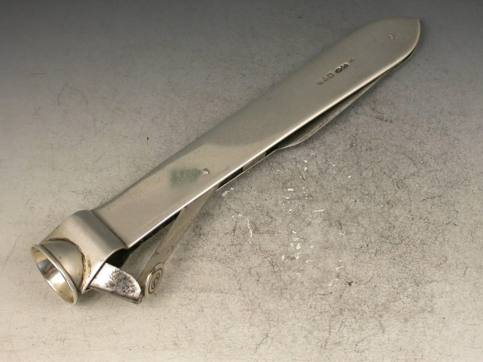 A large and nice quality George V silver cigar cutter with plain silver side plates incorporating a steel bladed pen knife and sprung steel cutter.

By Sampson Mordan & Co, Chester, 1913

In good condition with no damage or repair

Measures: