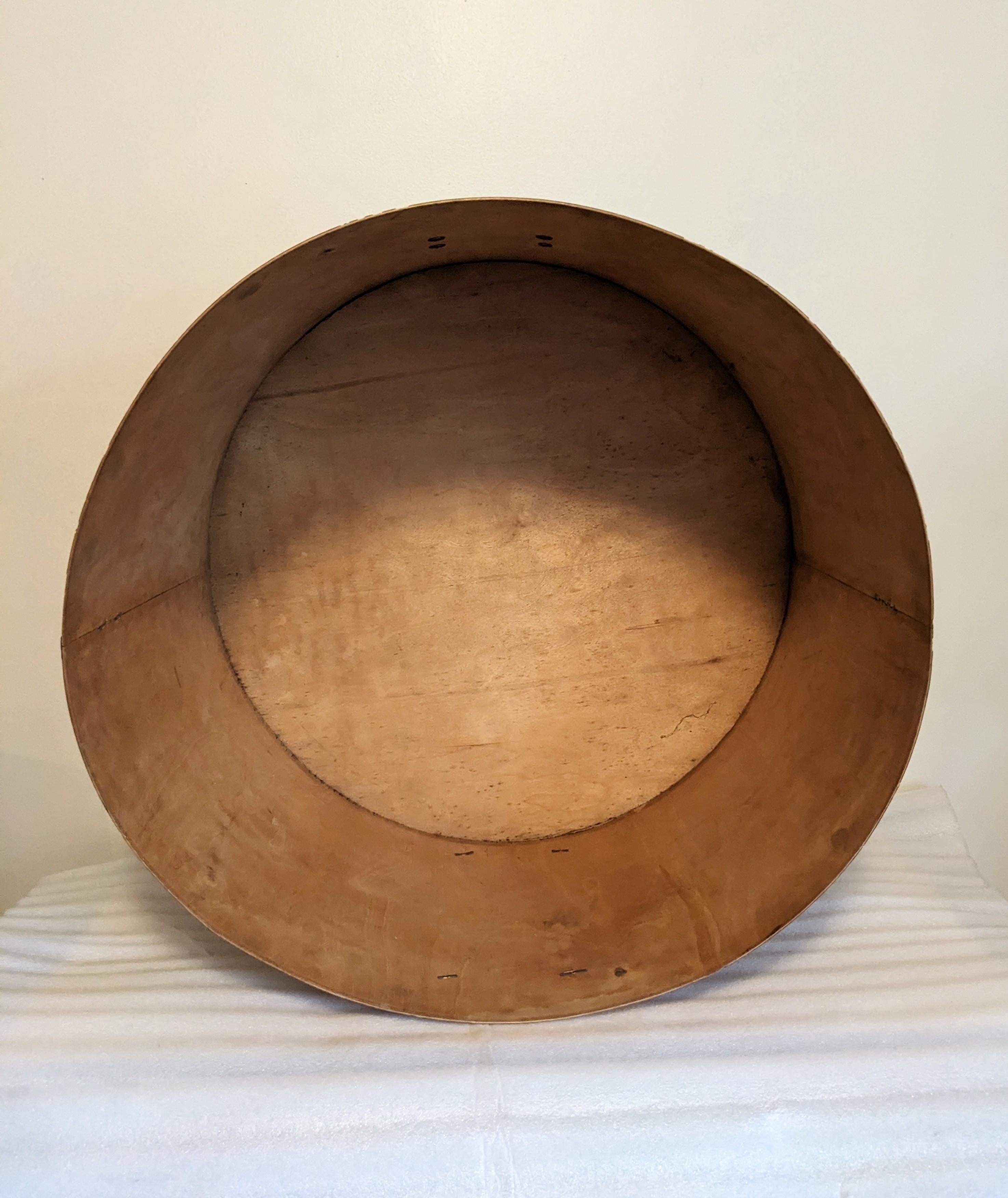 Grande boîte à chapeaux en bois courbé de style édouardien en vente 5