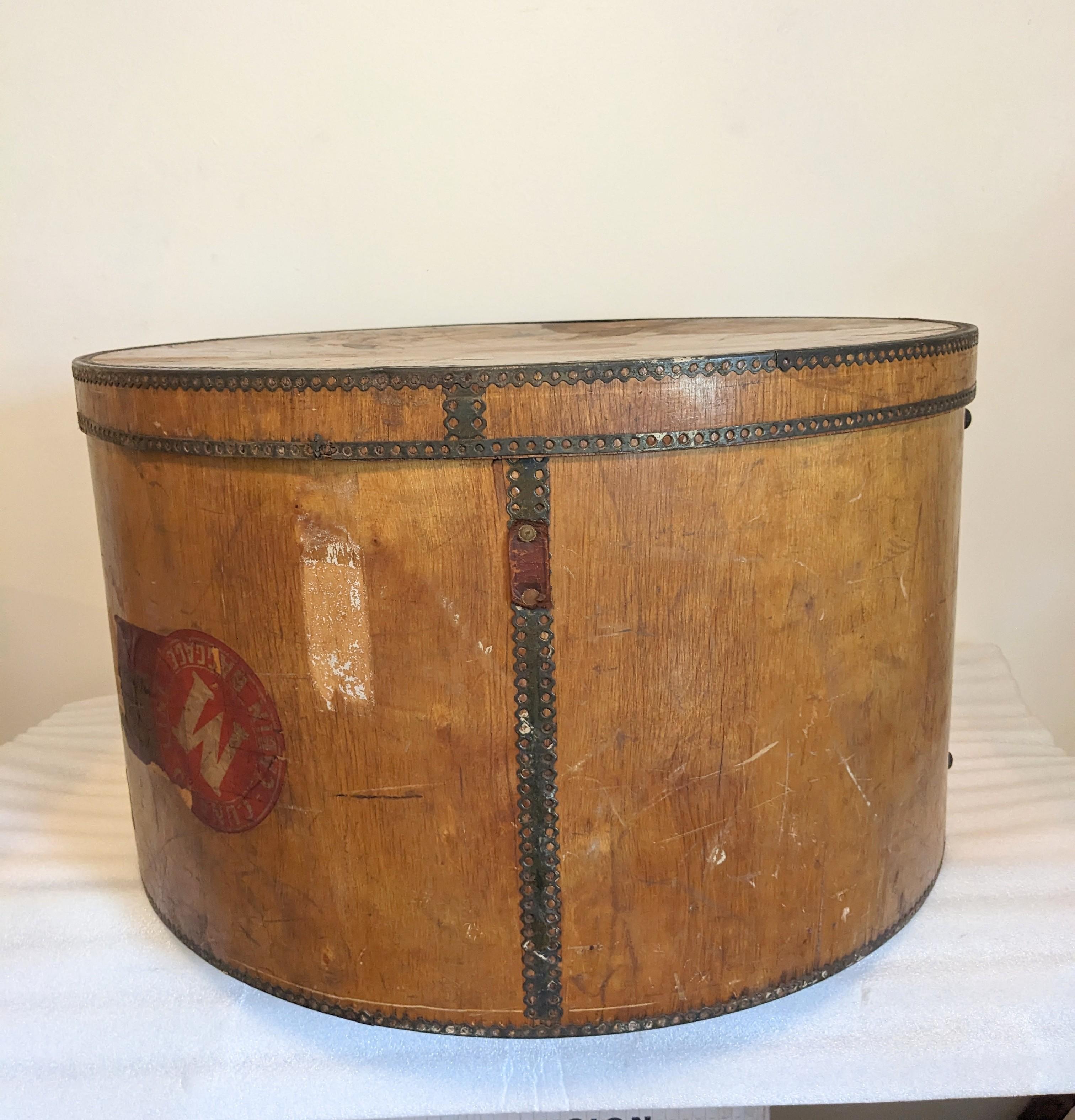 Large Edwardian Bentwood Hatbox In Good Condition For Sale In Riverdale, NY