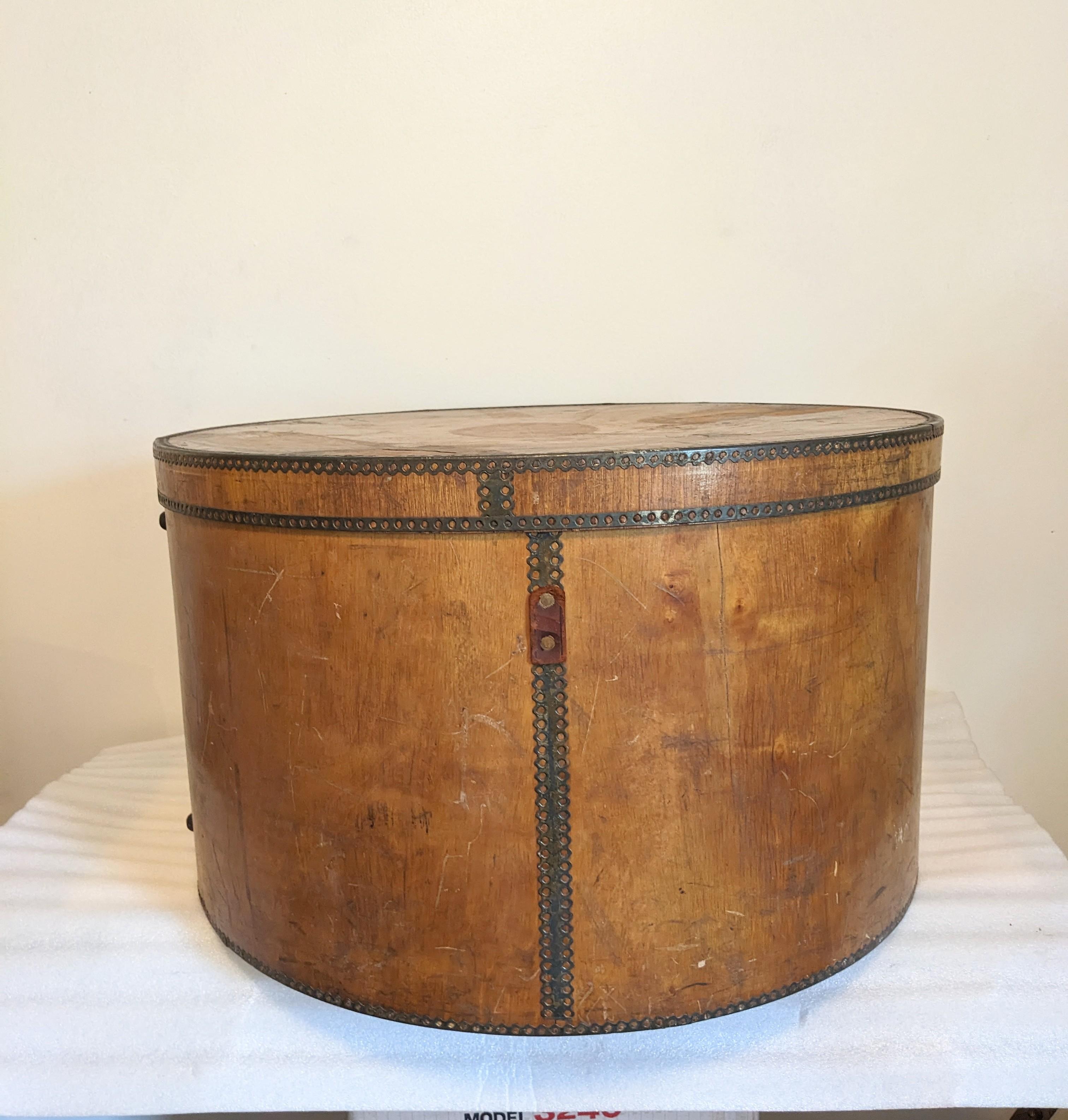 Early 20th Century Large Edwardian Bentwood Hatbox For Sale