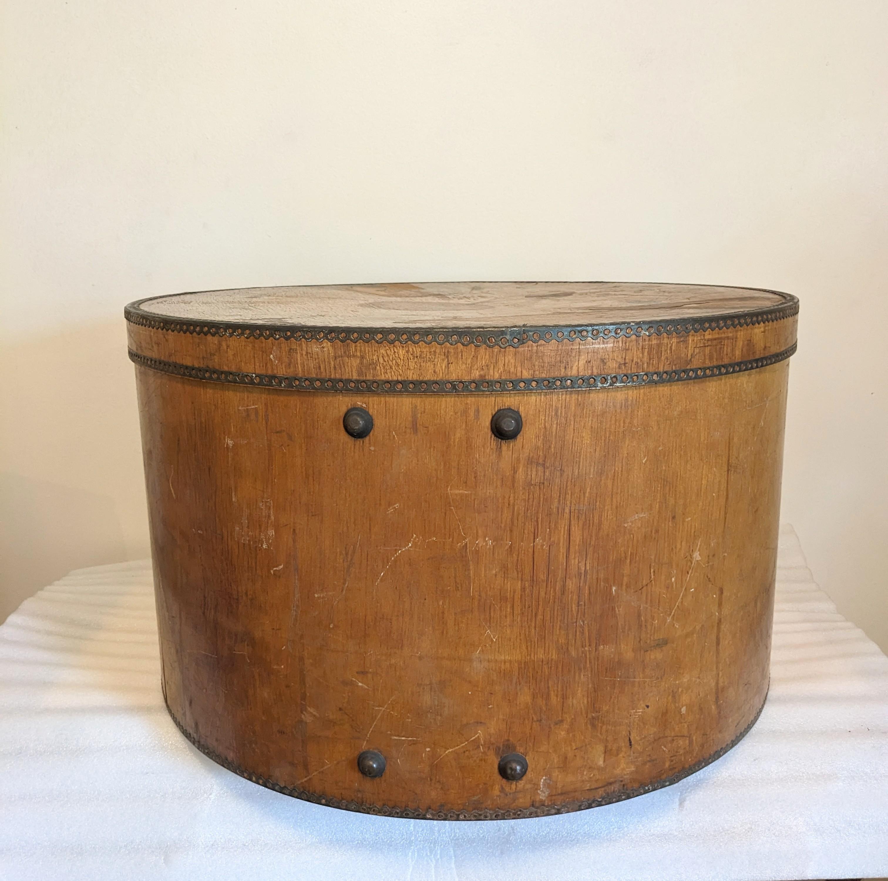 Grande boîte à chapeaux en bois courbé de style édouardien en vente 1