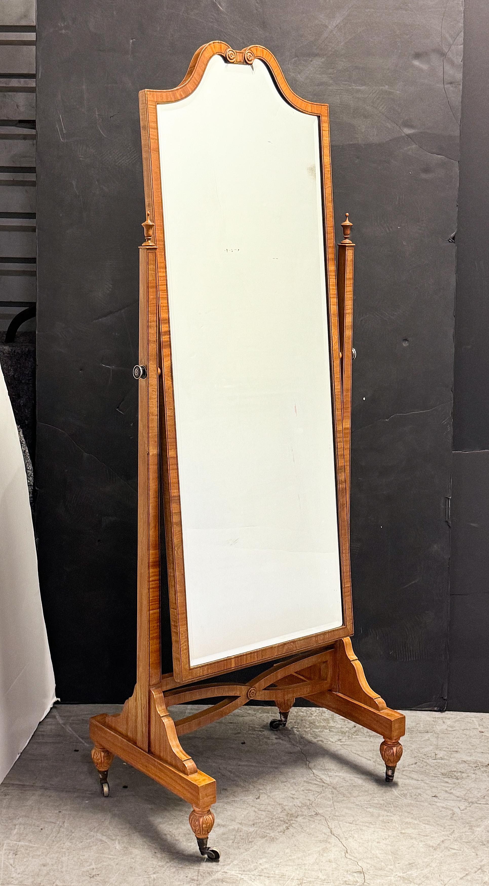 Grande specchio chevale o da toeletta edoardiano in legno di raso proveniente dall'Inghilterra in vendita 4