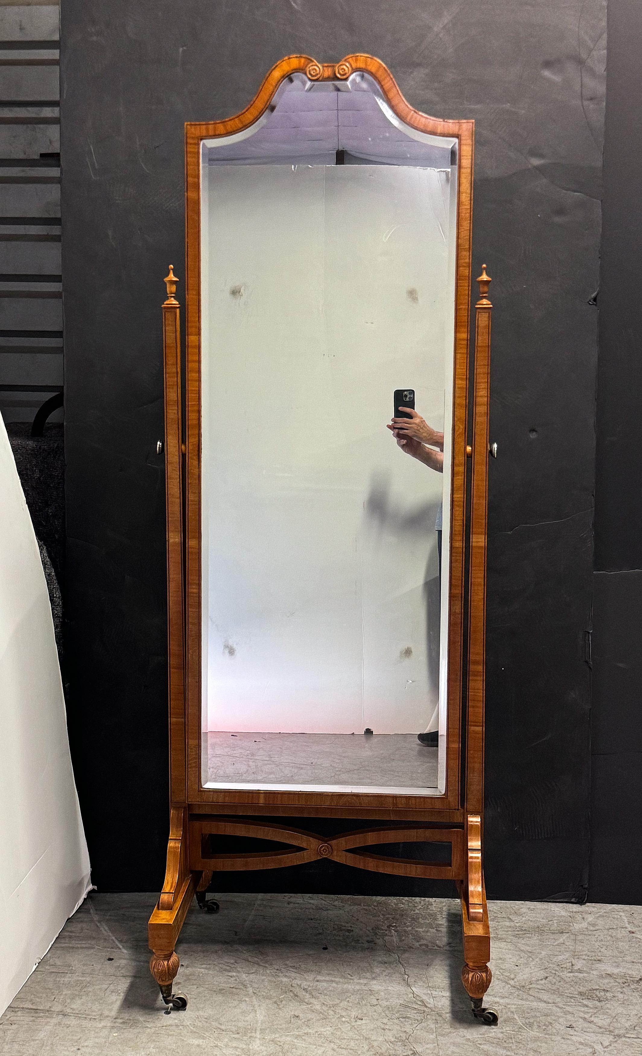 Grande specchio chevale o da toeletta edoardiano in legno di raso proveniente dall'Inghilterra in vendita 1