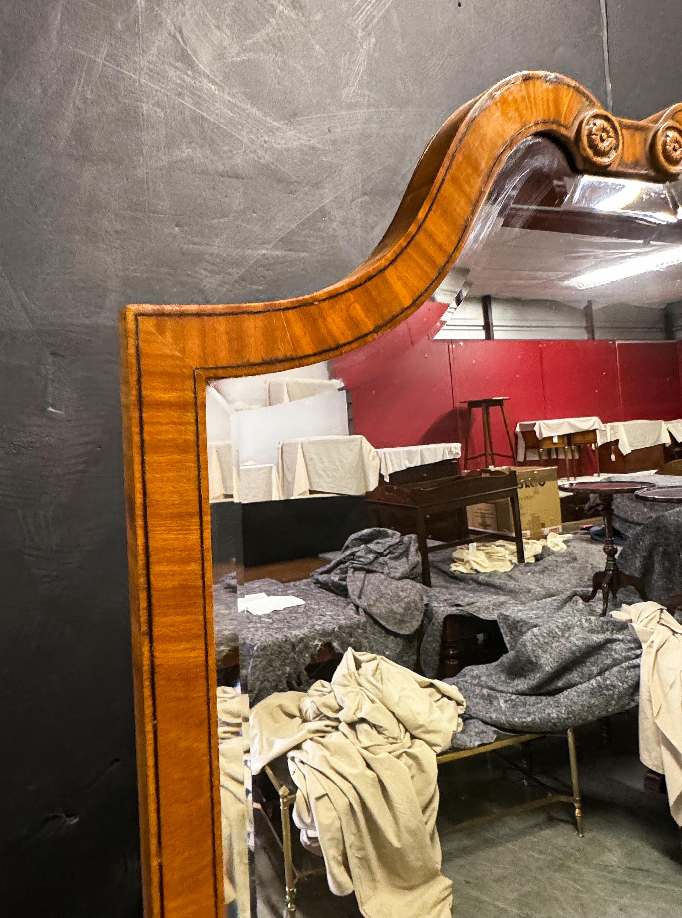 Grande specchio chevale o da toeletta edoardiano in legno di raso proveniente dall'Inghilterra in vendita 2