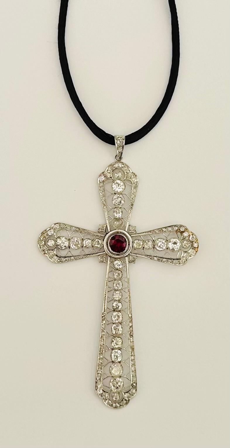 Handgefertigt in den frühen 1900er Jahren, diese exquisite antike Edwardian kreuzförmigen Anhänger verfügt über eine runde rote Granat-Center Stein mit einer Größe von ca. 6,2 mm und verschönert mit einhundert siebenundzwanzig natürlichen Diamanten