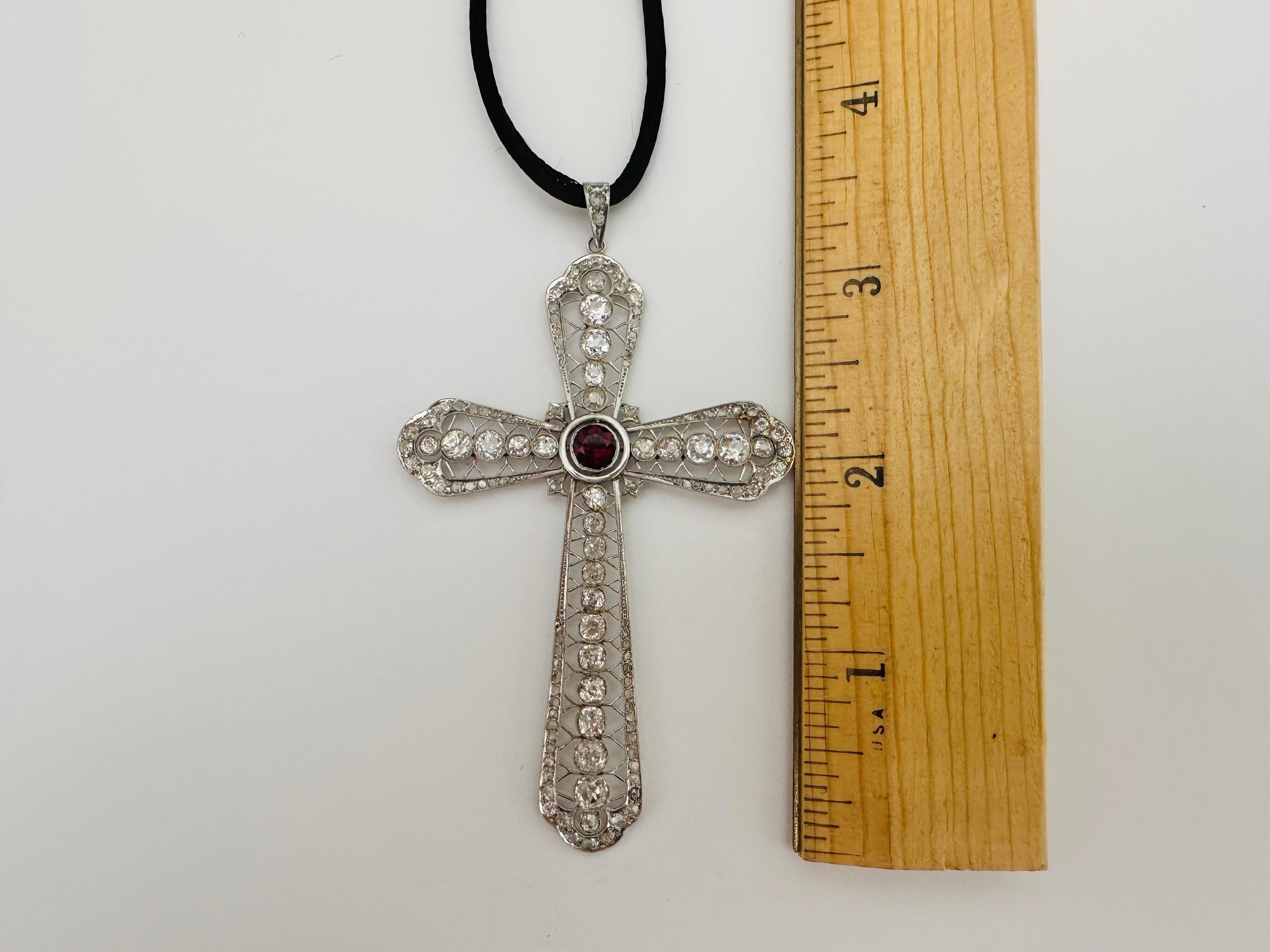 Große edwardianische Diamant- und Granat-Kreuz-Anhänger-Halskette (Rundschliff) im Angebot