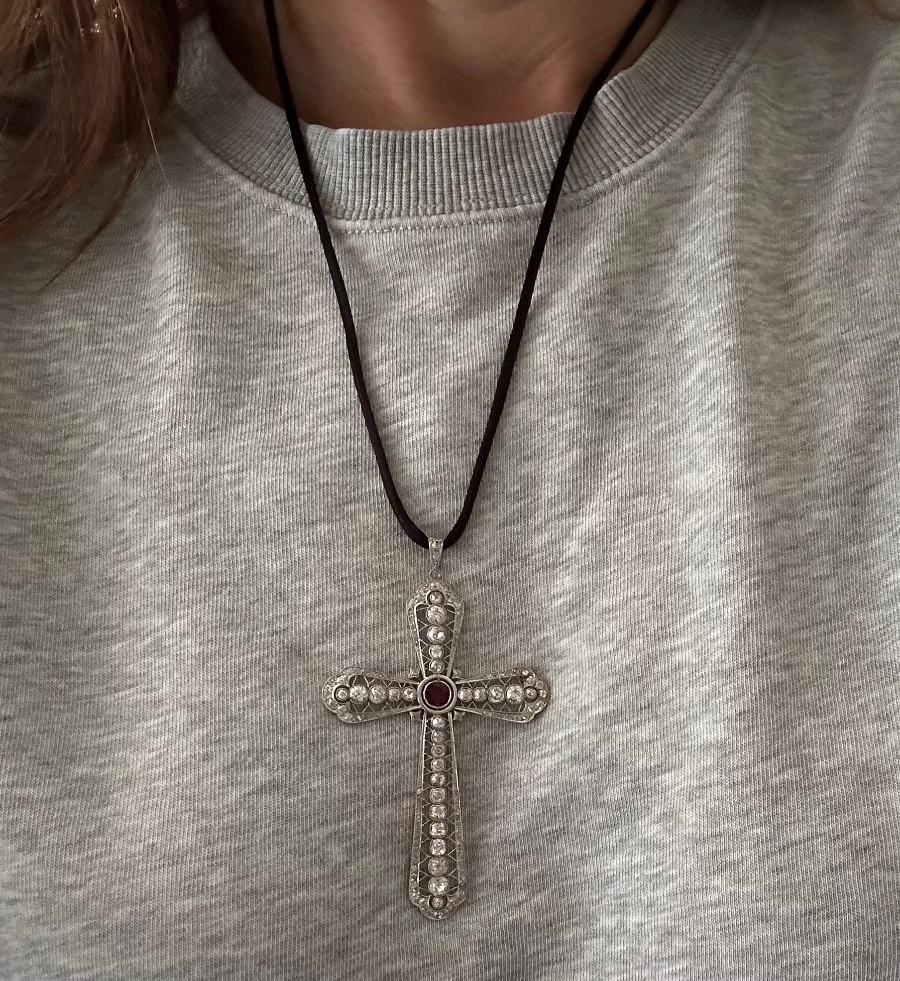 Große edwardianische Diamant- und Granat-Kreuz-Anhänger-Halskette für Damen oder Herren im Angebot
