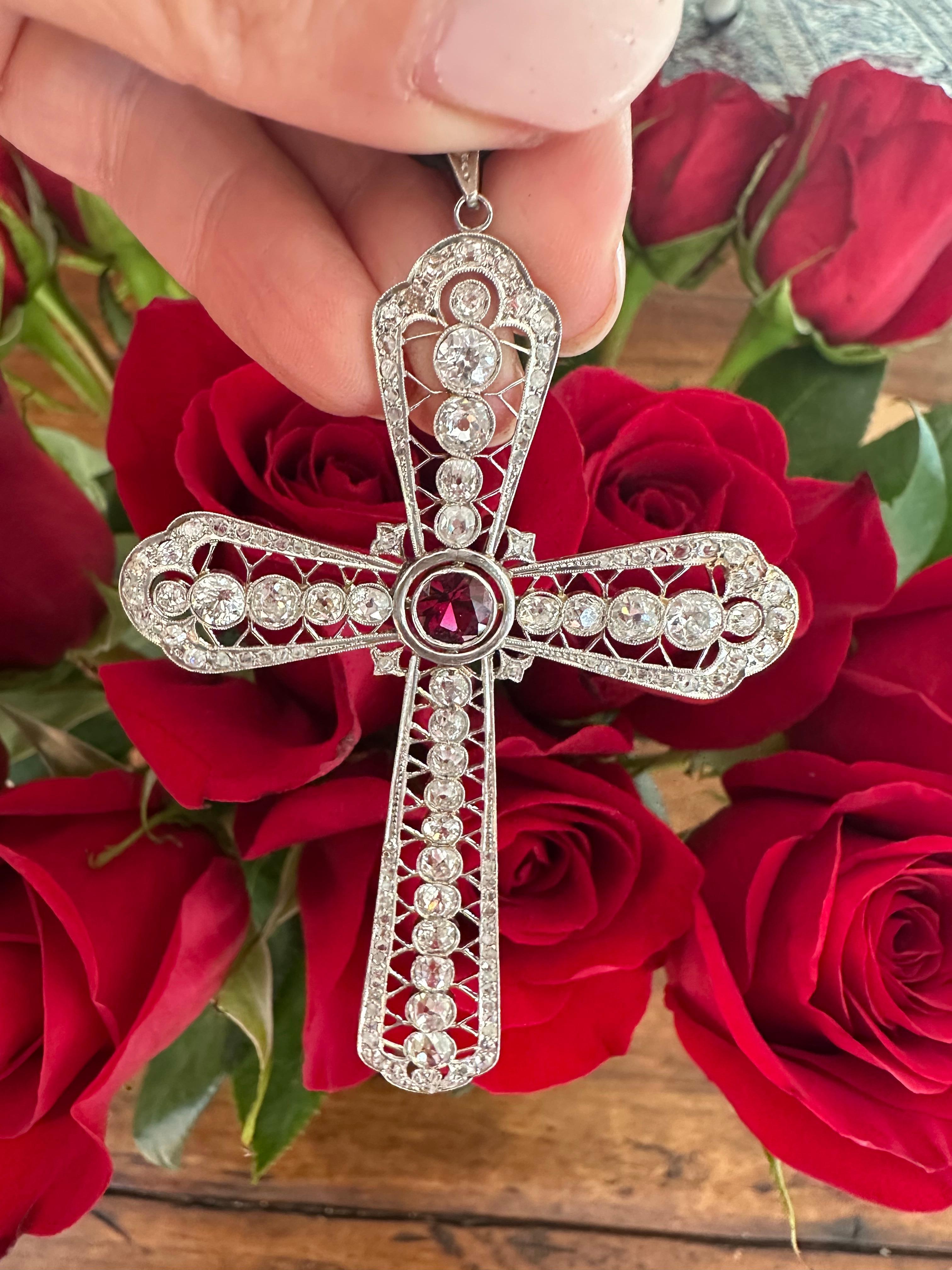 Große edwardianische Diamant- und Granat-Kreuz-Anhänger-Halskette im Angebot 2