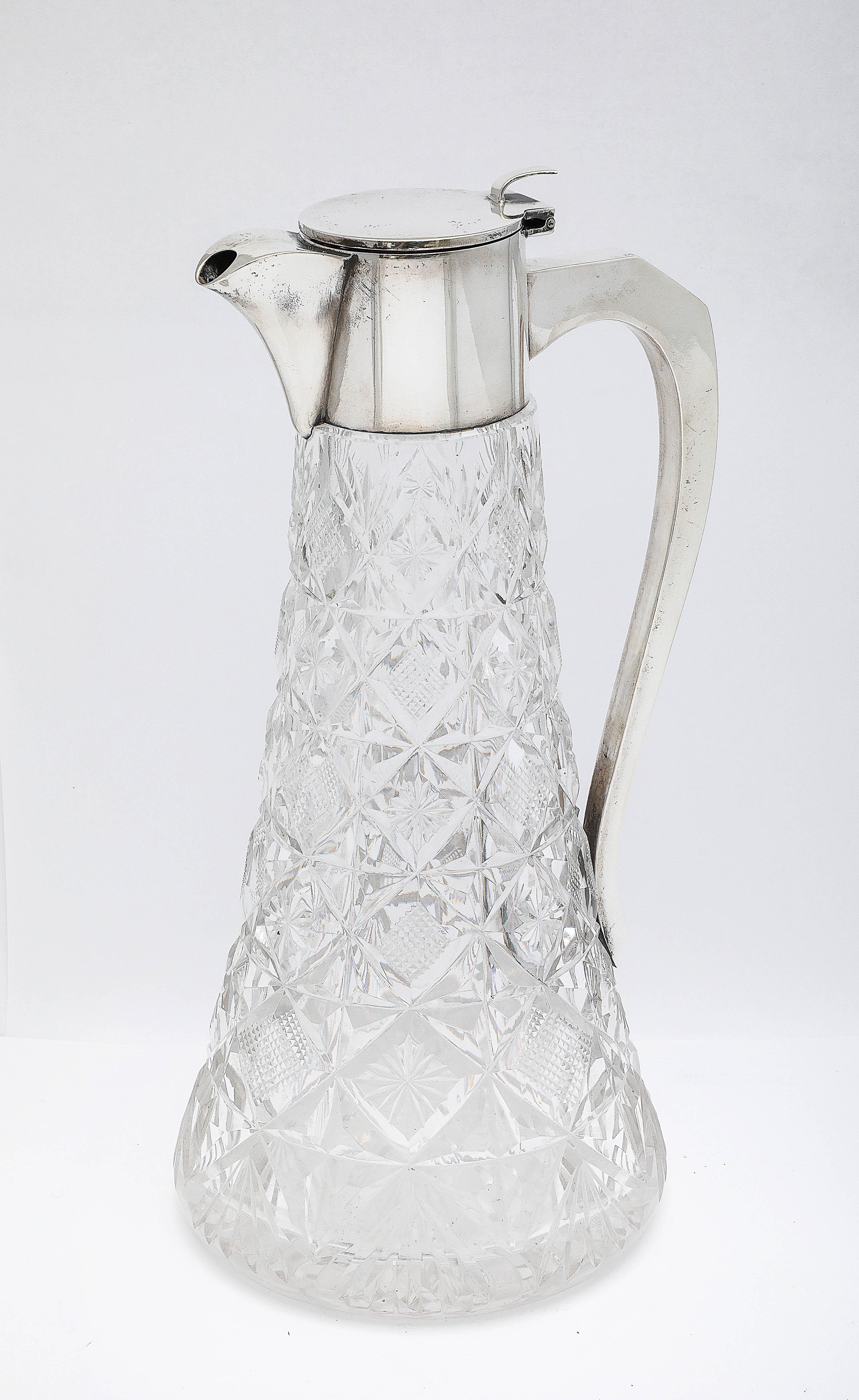 Gran jarra de clarete de la época eduardiana, montada en plata de ley y cristal tallado, Sheffield, Inglaterra, Walker & Hall - fabricantes. Mide 11 pulgadas de alto (en el punto más alto) x 5 pulgadas de diámetro (en el punto más ancho) x  15 cm de