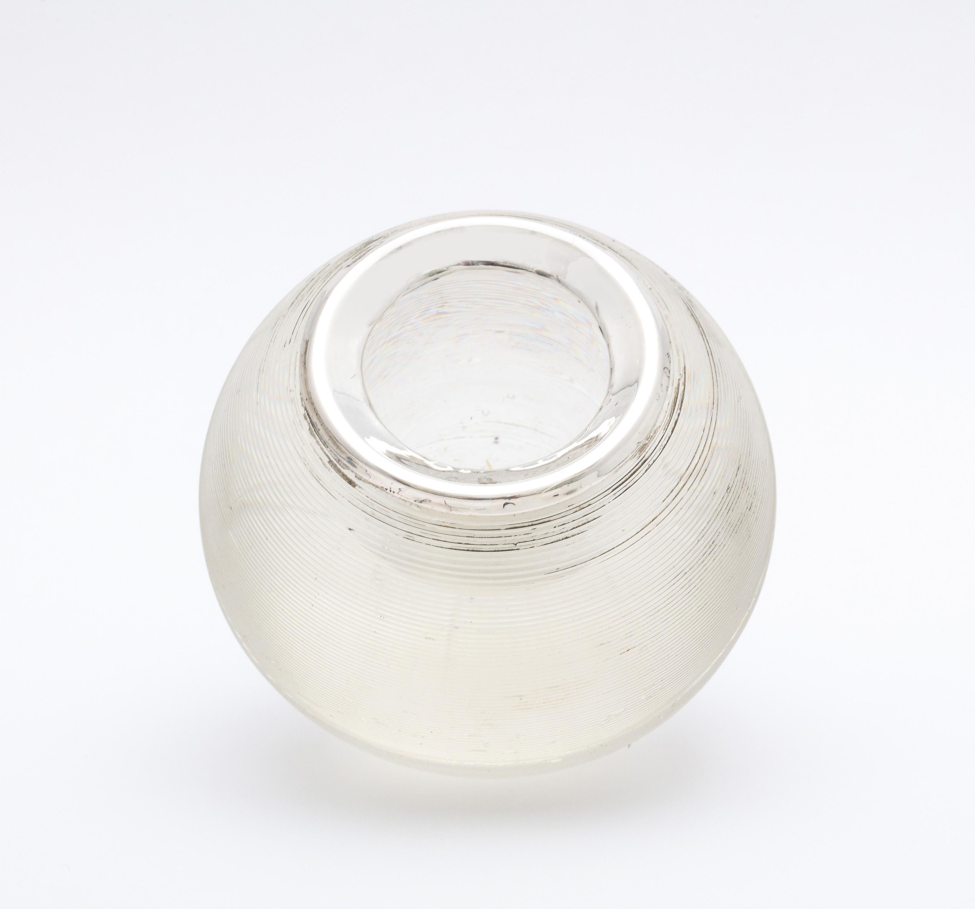 Gran cerillero de cristal con rosca montado en plata de ley de la época eduardiana en venta 4