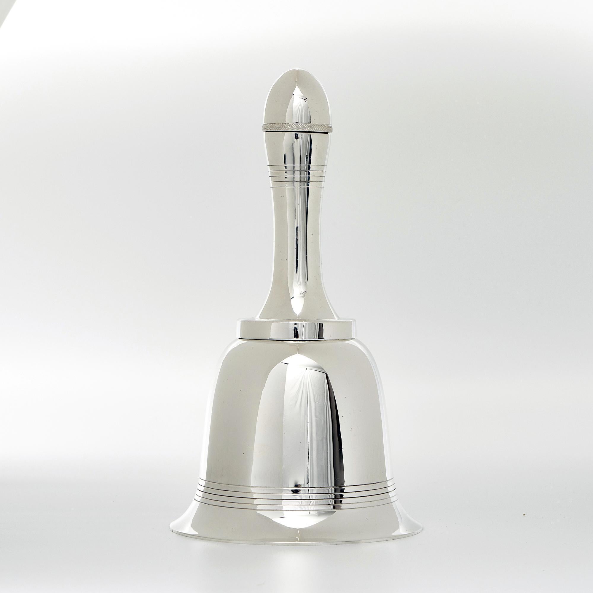 Bell-shaped silver-plated cocktail shaker In Good Condition For Sale In London, GB