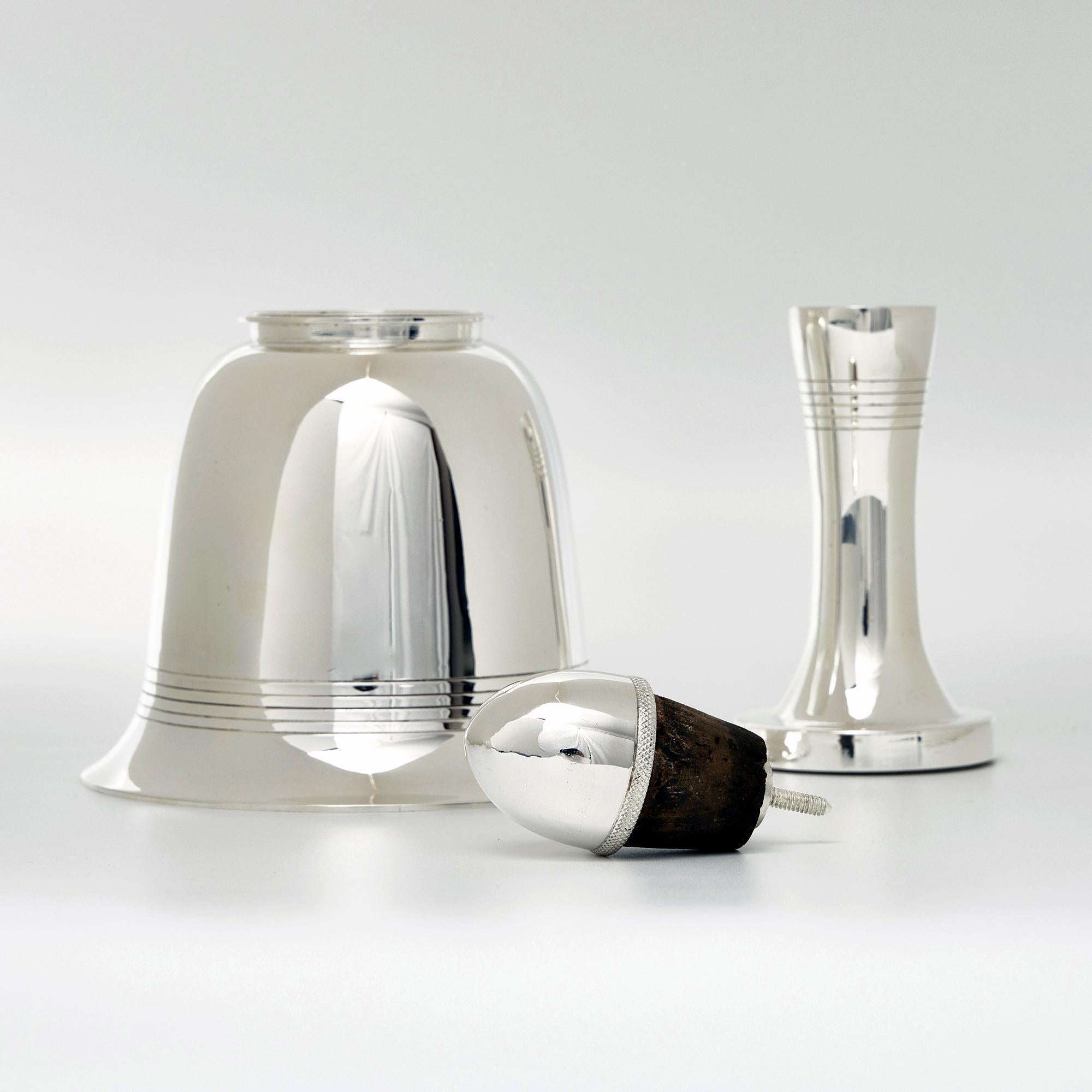 Metà XX secolo Shaker da cocktail a forma di campana placcato in argento in vendita