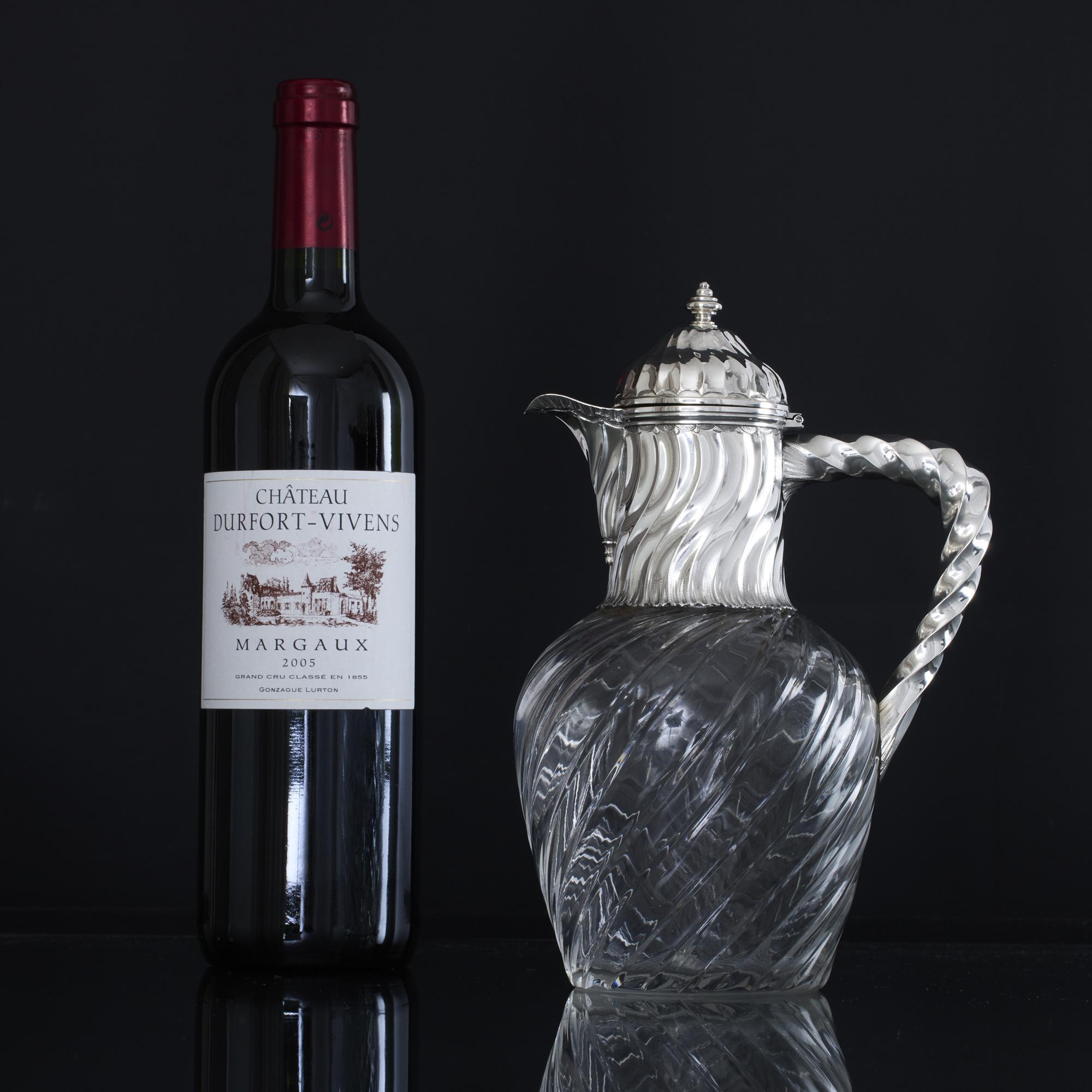 Charmante cruche à vin française ancienne fabriquée à la fin du 19e siècle à Paris. L'élégant corps en verre soufflé à la main et les montures en argent de première qualité (.950 standard) sont tous magnifiquement décorés d'un motif de flûte