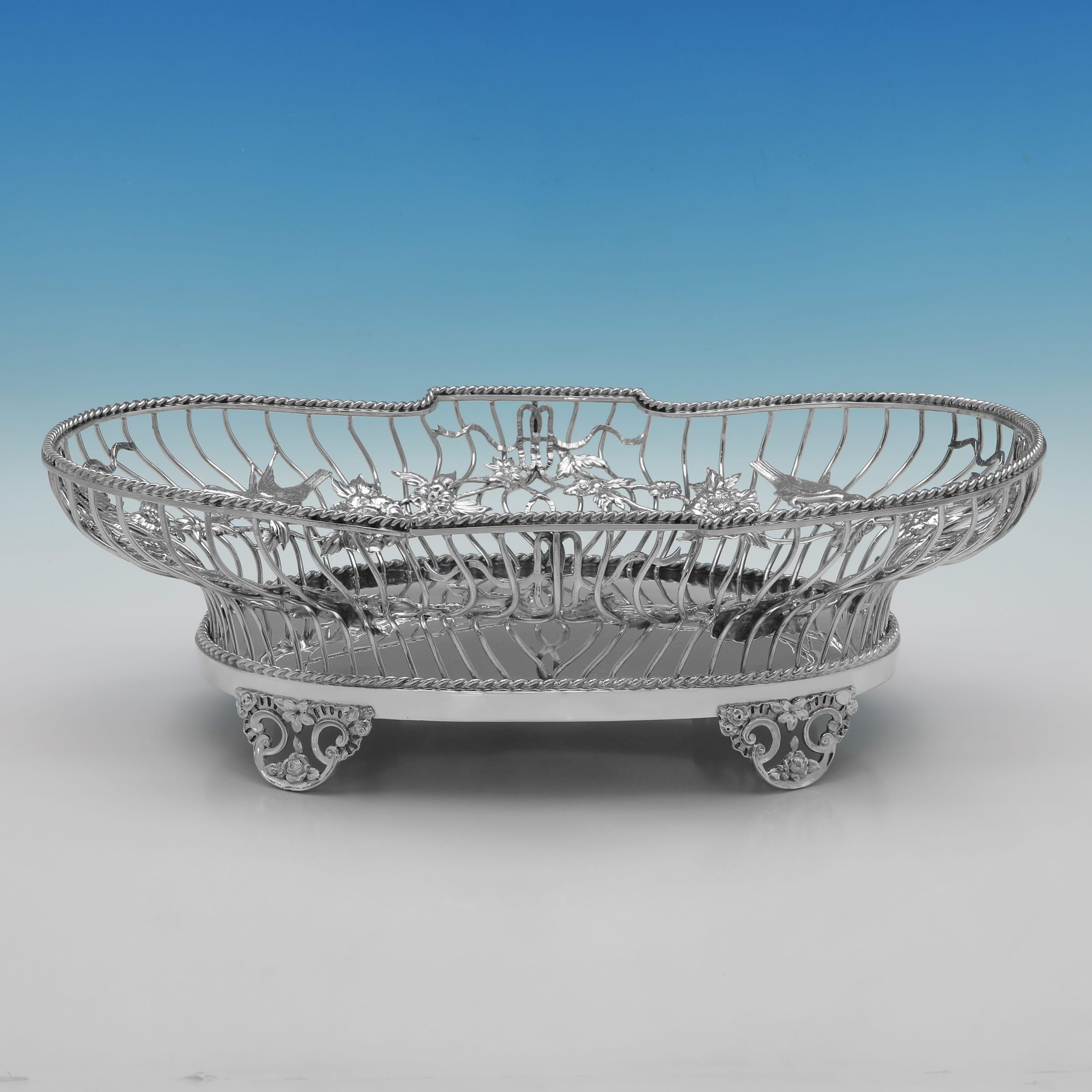 Matriculado en Londres en 1908 por Elkington & Co., este plato eduardiano de plata de ley antigua, muy atractivo, tiene los laterales de alambre, con detalles de flora y fauna, pies de voluta fundida y bordes de cuerda. El plato mide 12,5 cm de
