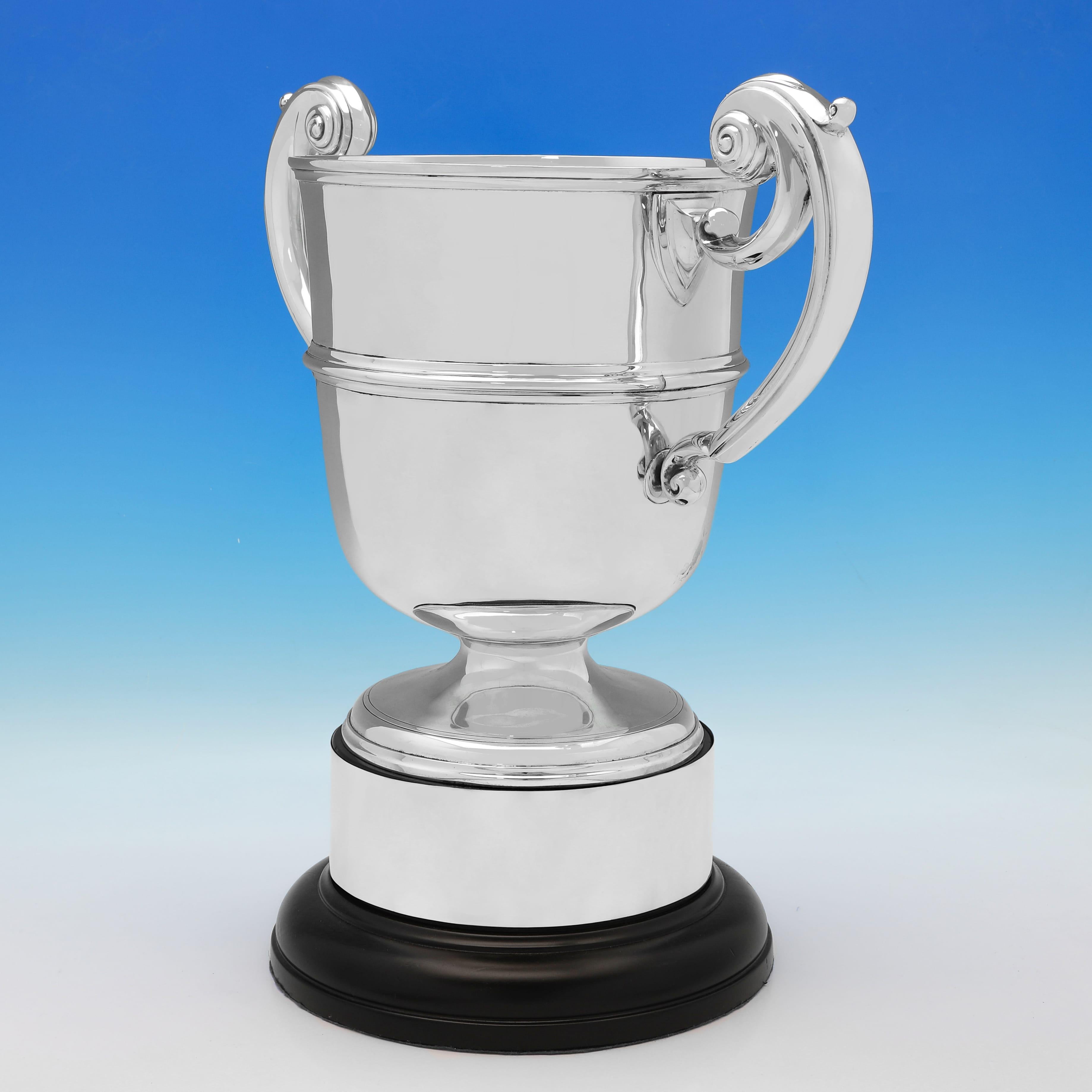 Marchiato a Londra nel 1901 da Charles Stuart Harris, questo bellissimo e grande Trofeo Antico in Argento Sterling ha una forma tradizionale, con manici ad arpa, ed è presentato sul suo basamento originale con fascia d'argento. Il trofeo misura