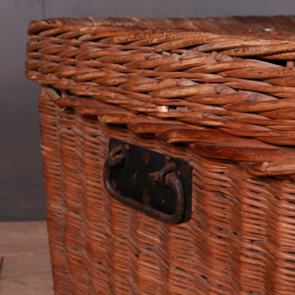 Large Edwardian wicker laundry basket. Good condition, 1900.

Dimensions:
37 inches (94 cms) wide
24 inches (61 cms) deep
22.5 inches (57 cms) high.