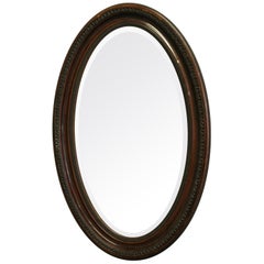 Grande specchio ovale in stile edoardiano con finitura in legno. Questo specchio ha una cornice ovale modanata larga 3”