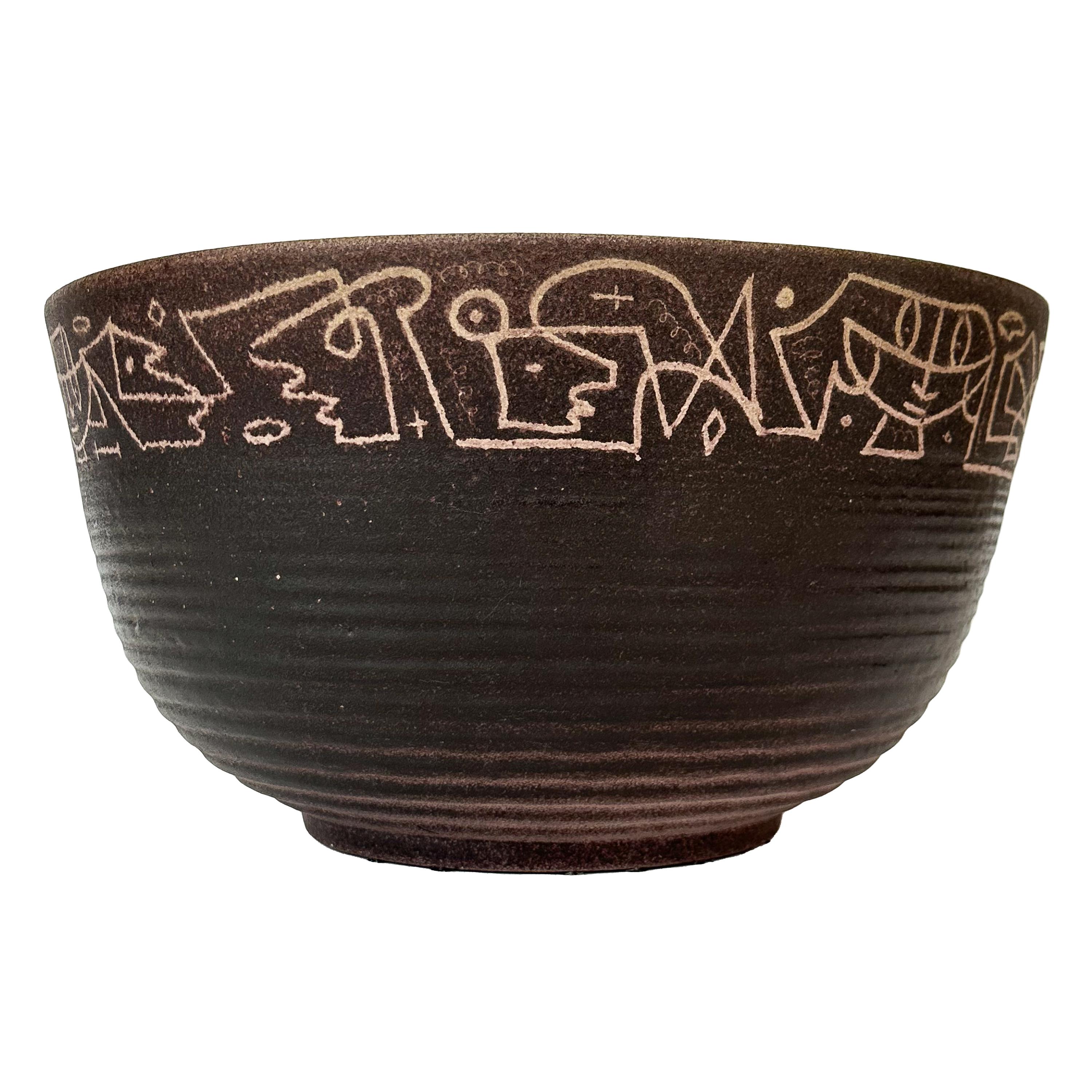 Cet exceptionnel bol en céramique en grès ancien est un chef-d'œuvre intemporel des célèbres potiers américains Edwin et Mary Scheier. Artistics dans les années 1950, il illustre le mélange unique de forme, de fonction et de narration