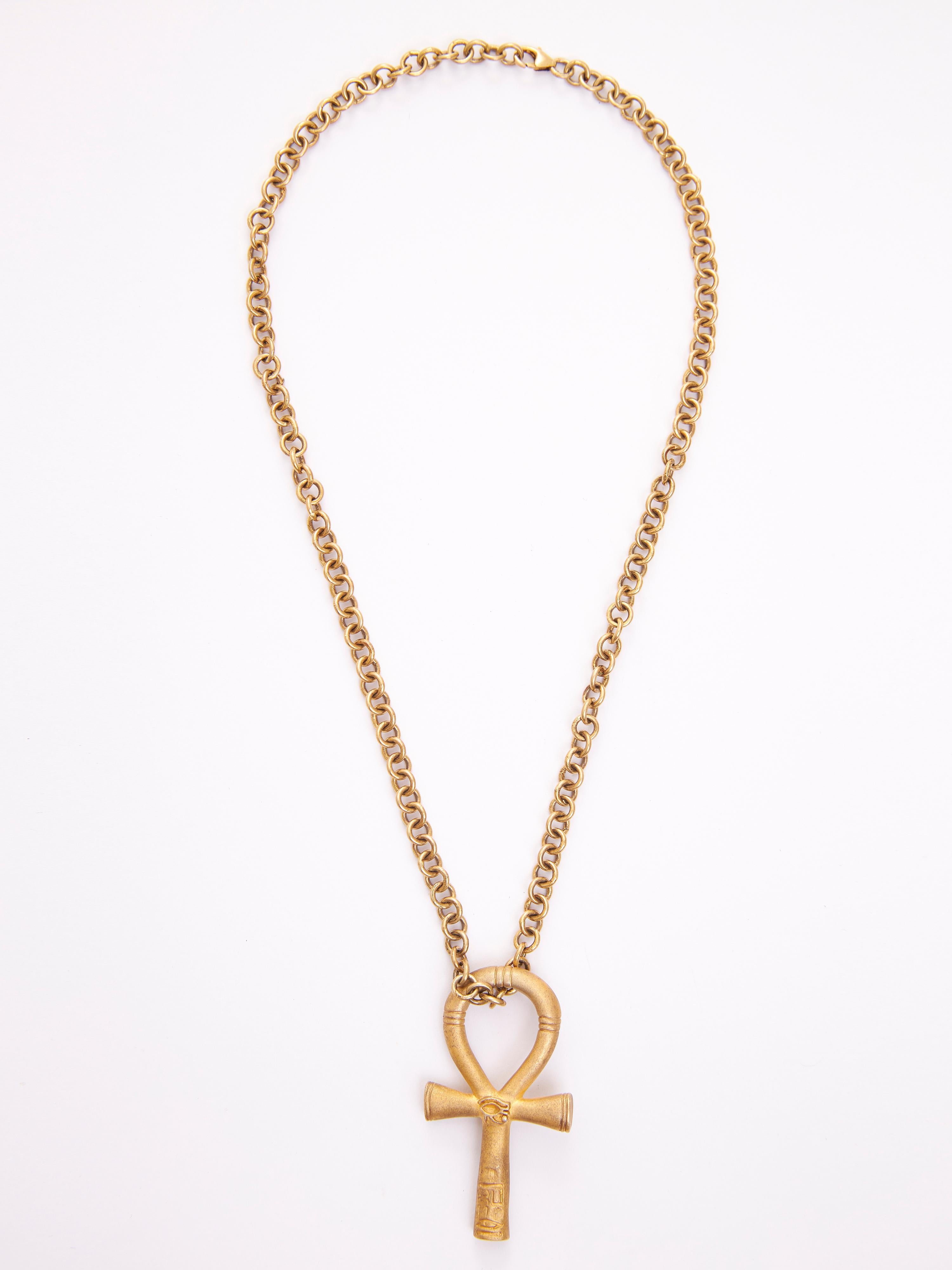 Ispirati all'antico Ankh egiziano, questi squisiti orecchini della Collection'S Tawiz incarnano il simbolo senza tempo della vita, della vitalità e della protezione divina. L'Ankh, spesso raffigurato nelle mani di divinità e faraoni, era venerato
