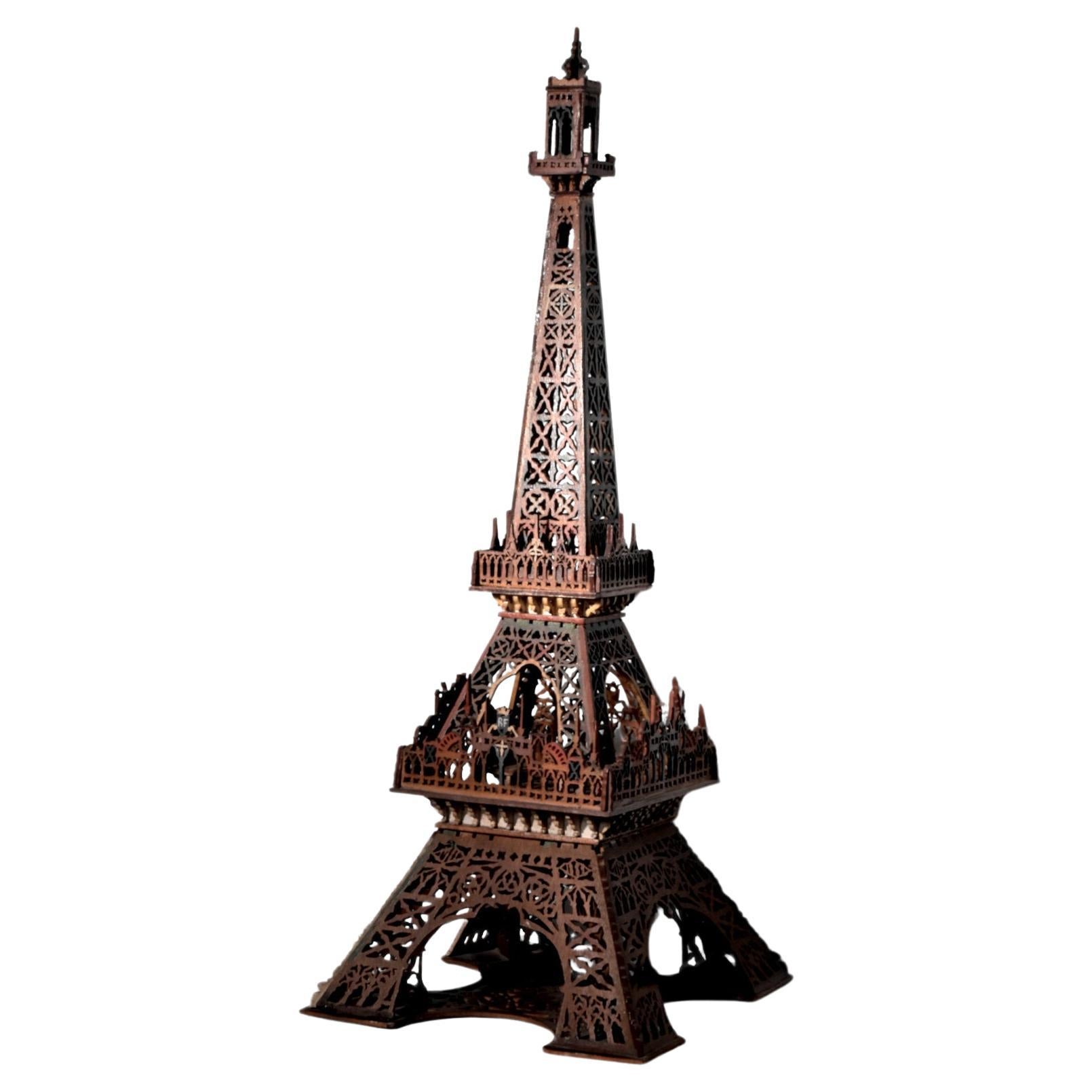 Großer Eiffelturm in geschnitztem und polychromiertem Holz - französische Volkskunst, CIRCA 1900