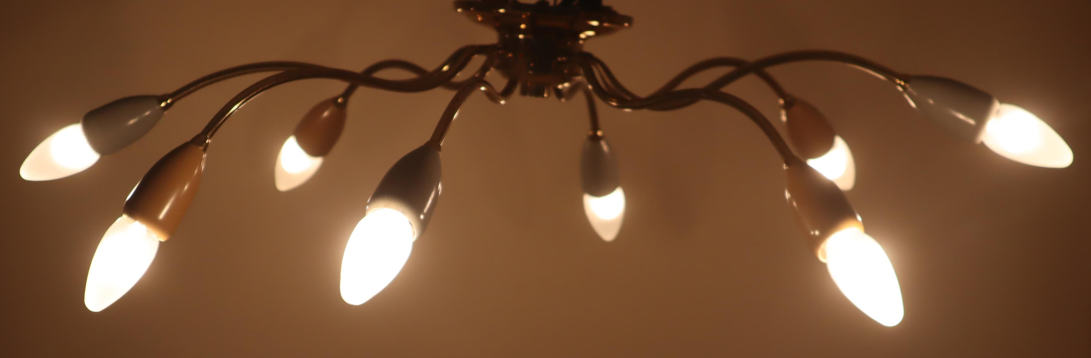 Grande lampada a ragno a otto braccia in ottone, Germania, anni '50 in vendita 4