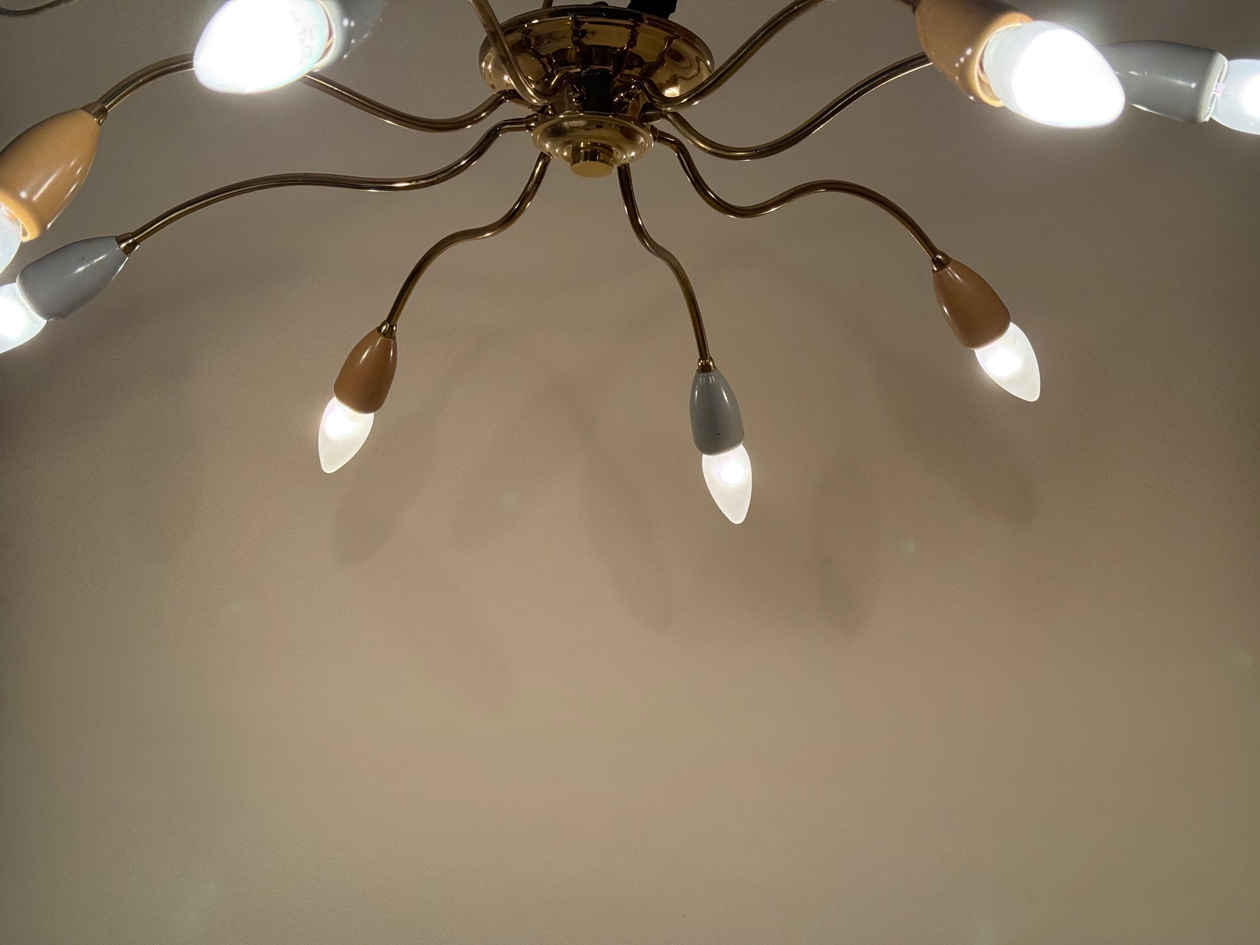 Grande lampada a ragno a otto braccia in ottone, Germania, anni '50 in vendita 8