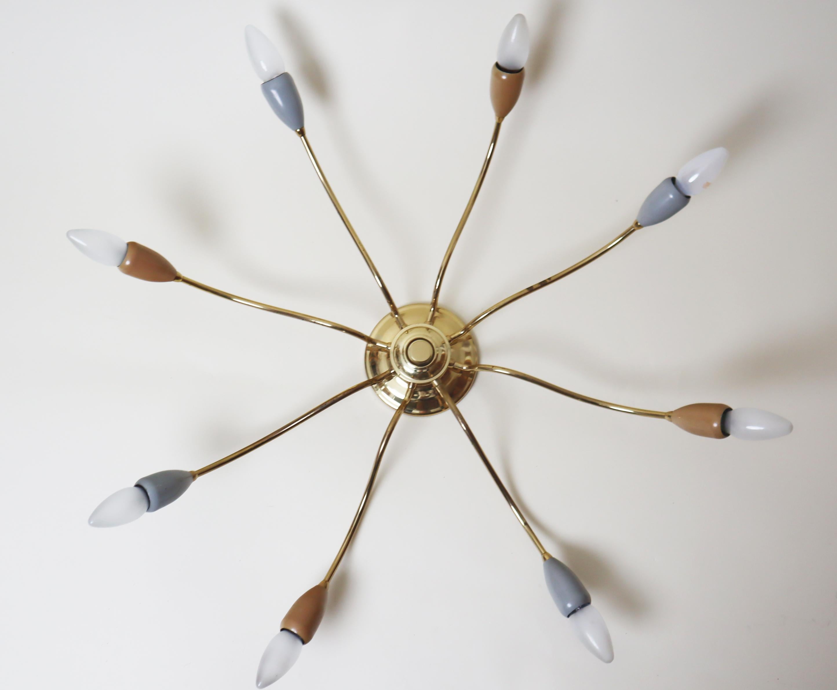 Mid-Century moderno Grande lampada a ragno a otto braccia in ottone, Germania, anni '50 in vendita