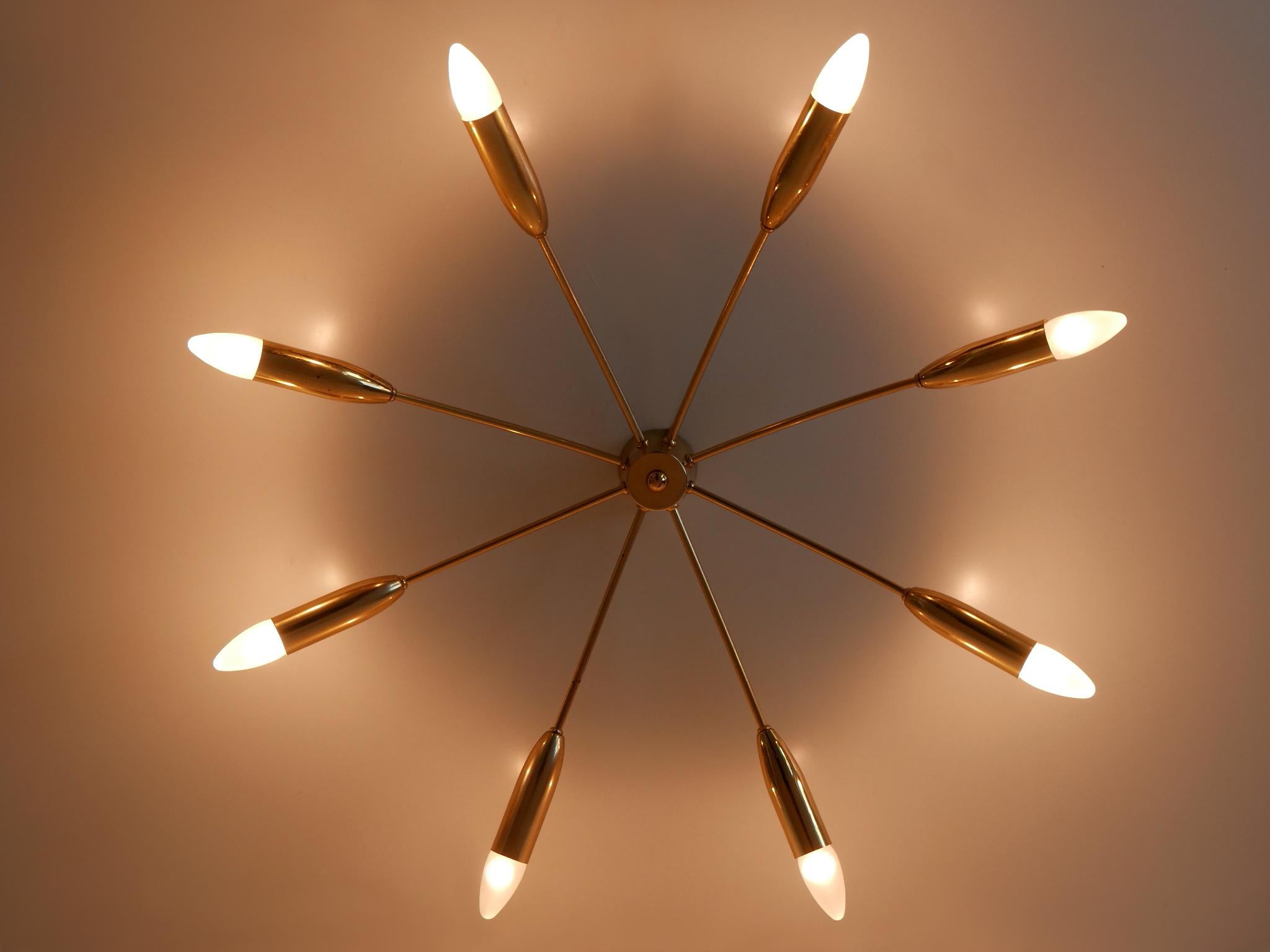 Splendido lampadario o lampada da soffitto in ottone Sputnik Modern a otto bracci. Progettato e prodotto da Hillebrand Leuchten, Germania, anni Settanta. Etichetta del produttore all'interno del barattolo.

Realizzato in tubi e lastre di ottone, il