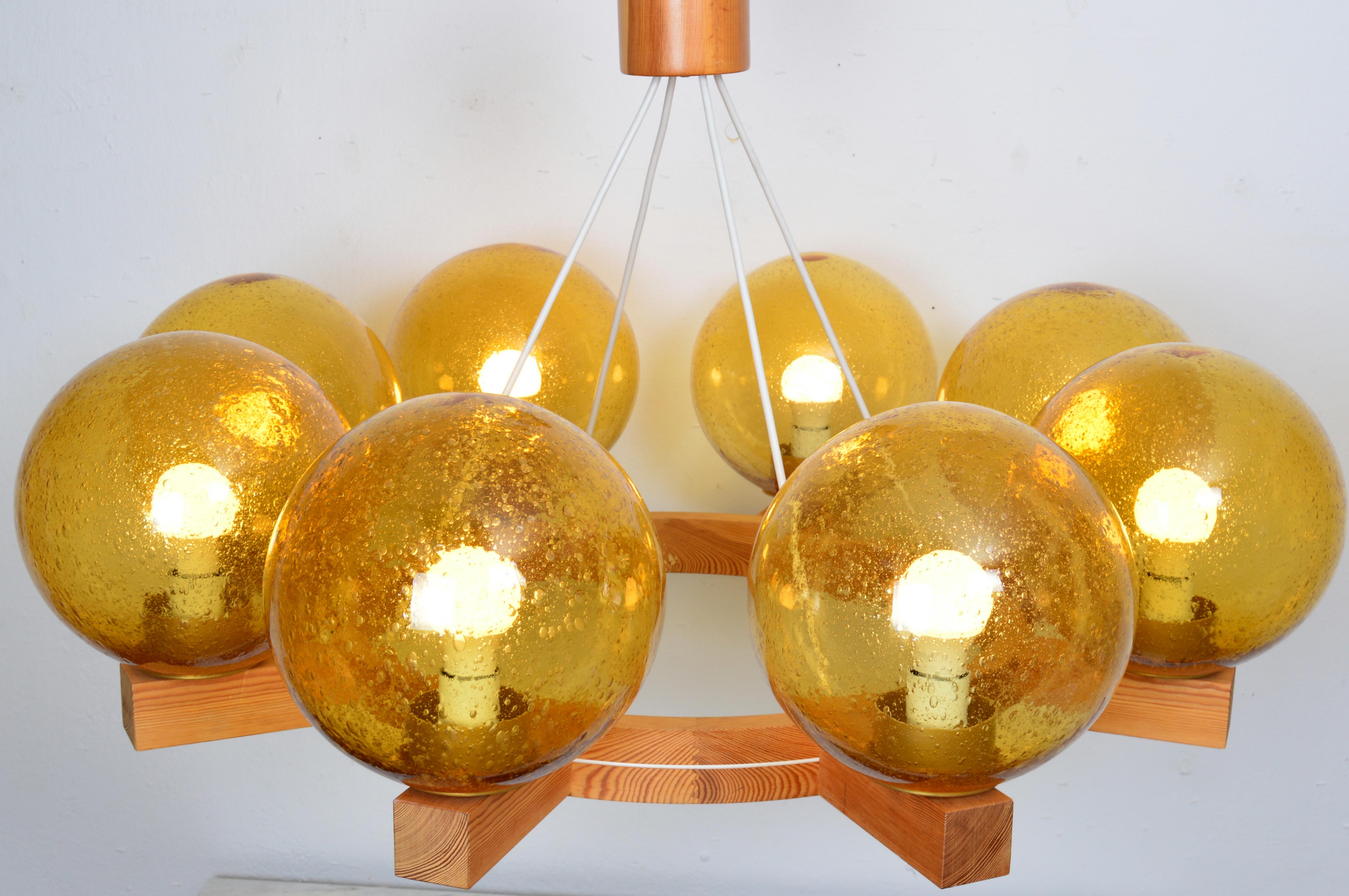 Svedese Large Eight Arms Solid Pine Chandelier with Glass Shades by Luxus Sweden, 1960s in vendita