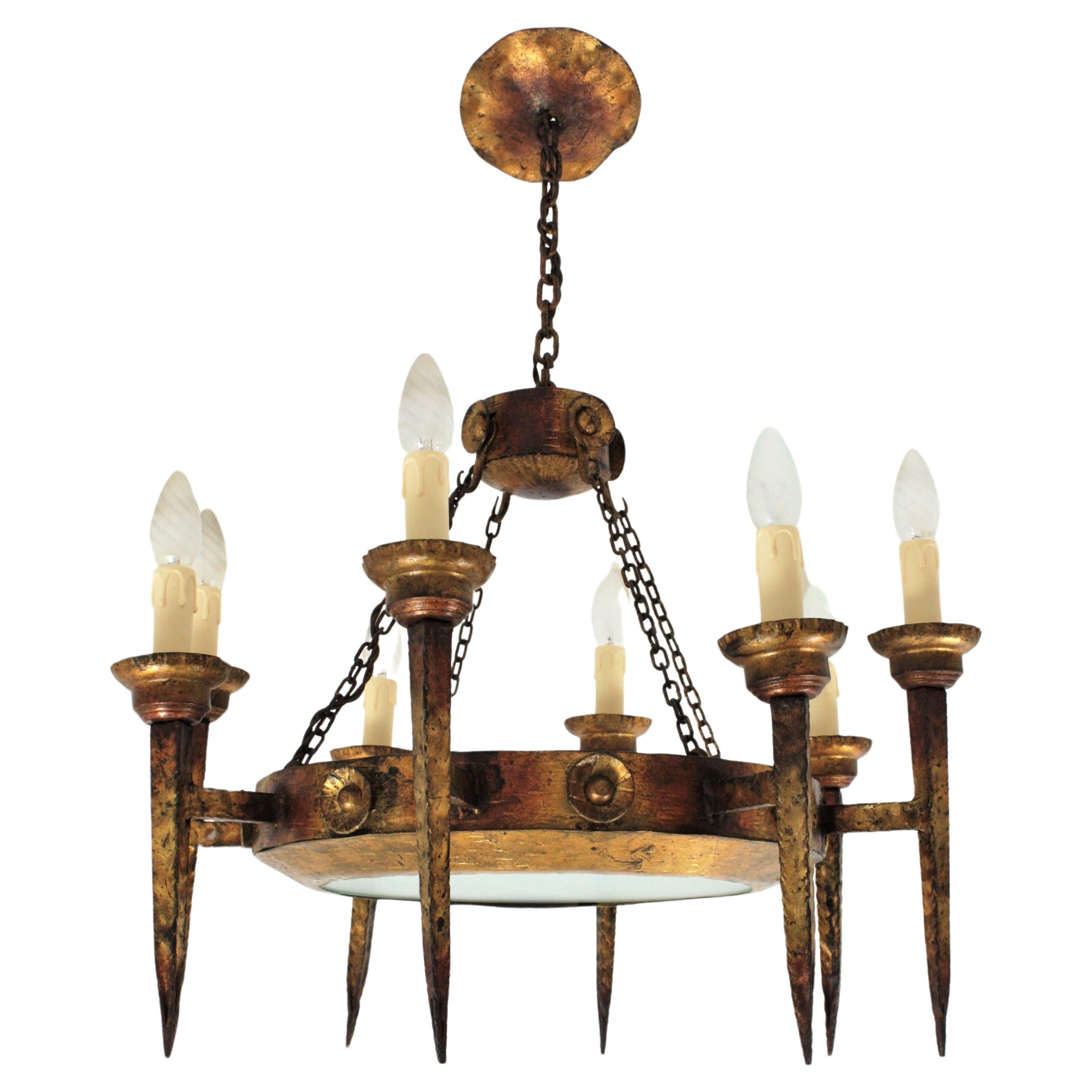 Grande lampadario a torcia ad anello a otto luci in ferro battuto dorato, anni '40