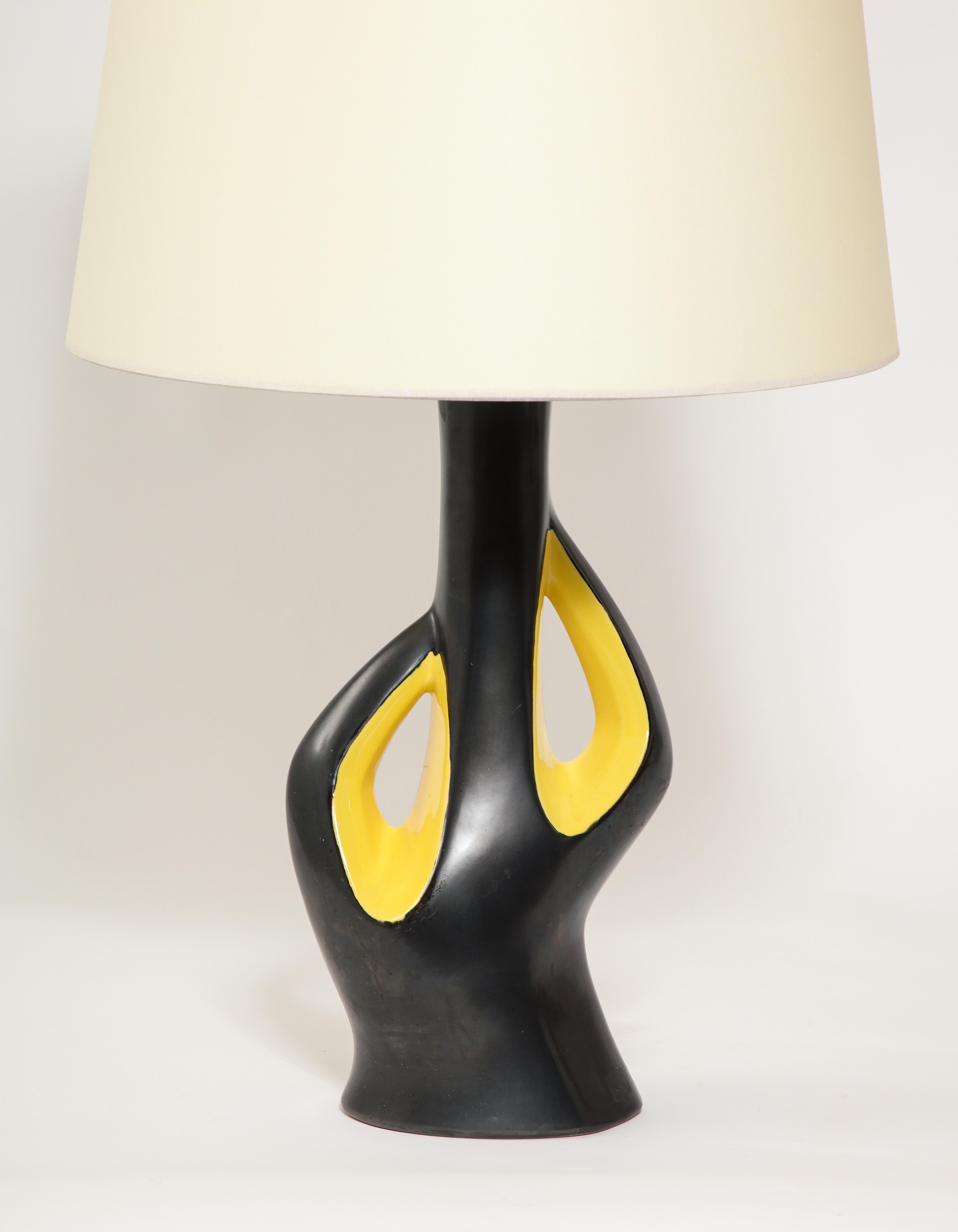 Grande lampe de bureau Elchinger en céramique jaune et noire bicolore, France, années 1950 en vente 5