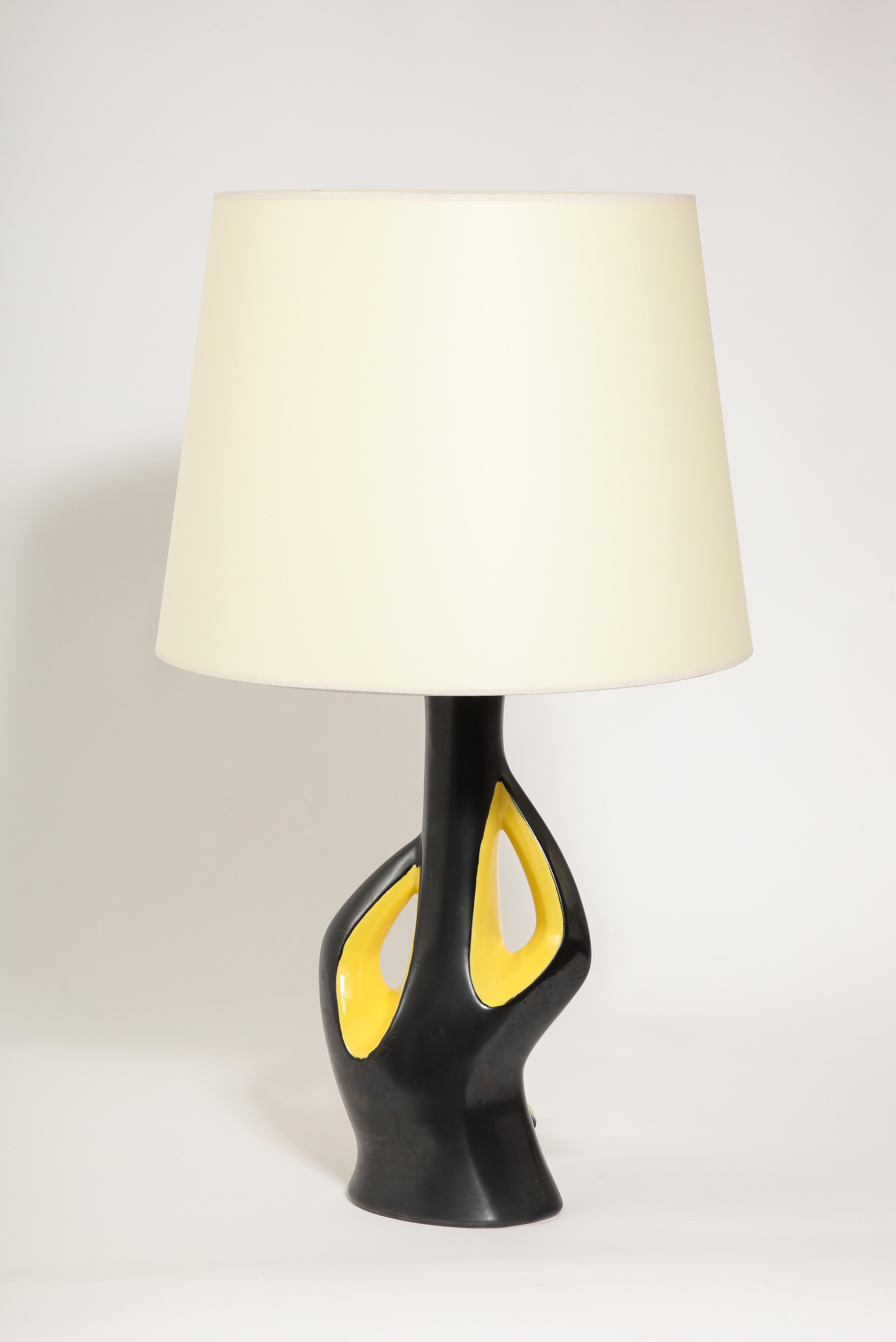 Große zweifarbige Elchinger Tischlampe aus gelber und schwarzer Keramik, Frankreich 1950er Jahre (Moderne der Mitte des Jahrhunderts) im Angebot