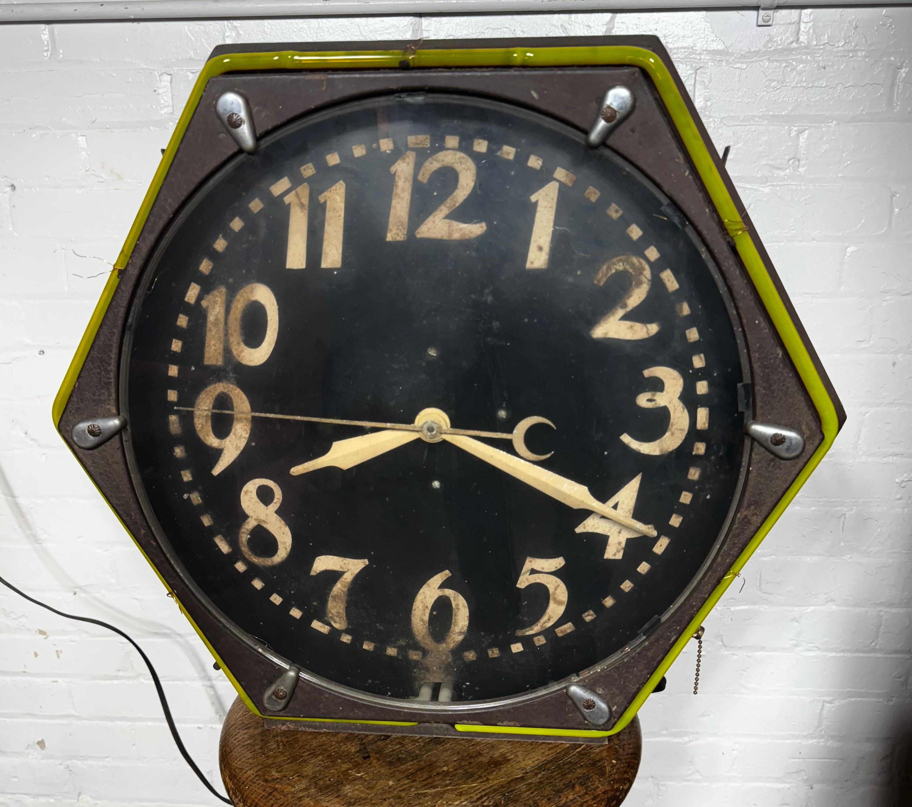 Große Electric Neon Clock Co. Zwei-Farben-Sechseck, seltene Nouveau Gold Outer tube.clock scheint völlig original zu sein, sieht grün auf grün, wenn beleuchtet.  Klassischer halbmondförmiger Sekundenzeiger... Super stylische Zahlen, schwarzes