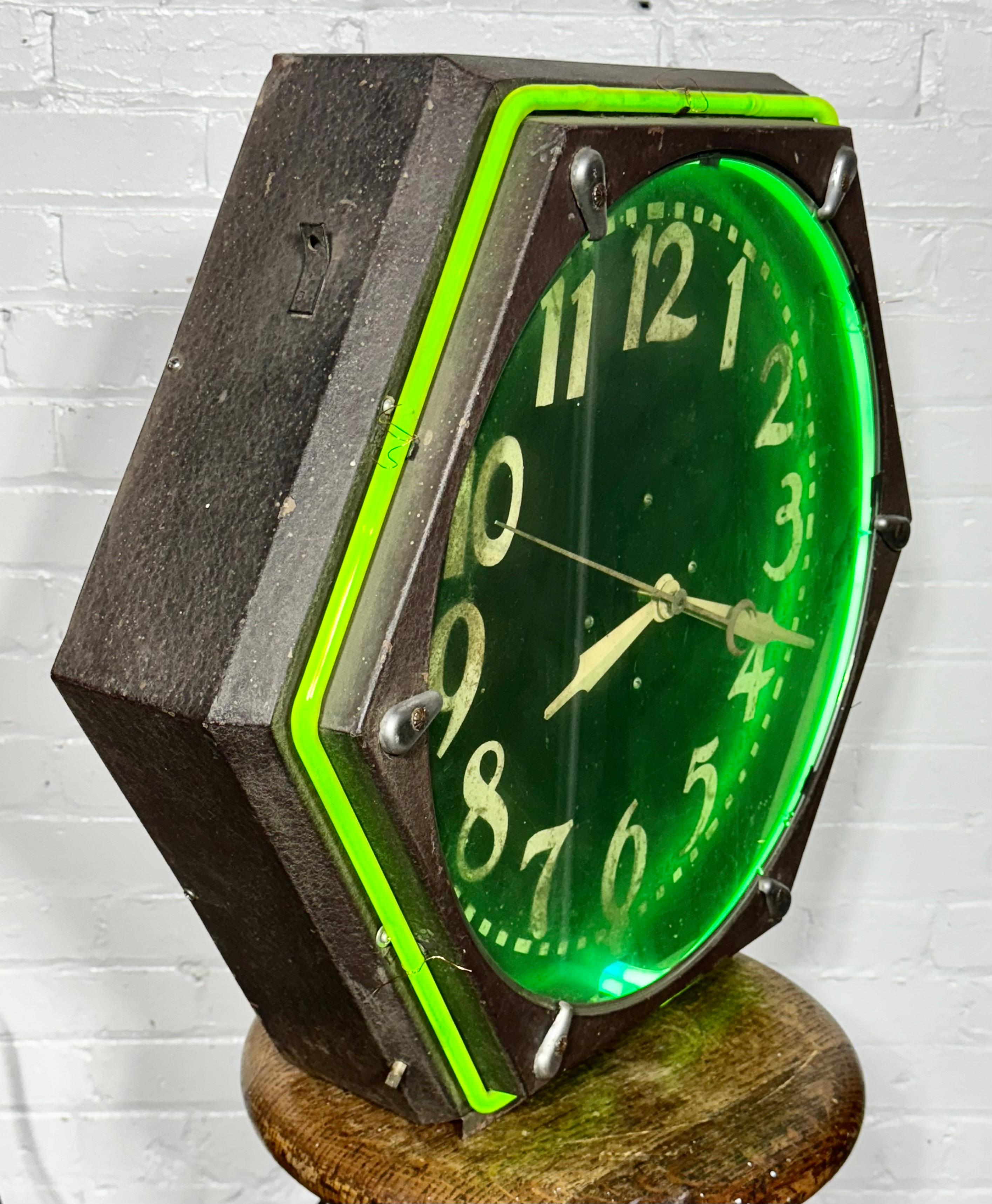 Große Electric Neon Clock Co. Sechsfarbiges sechseckiges seltenes Jugendstil-Gold 1930er -40er Jahre (Art déco) im Angebot