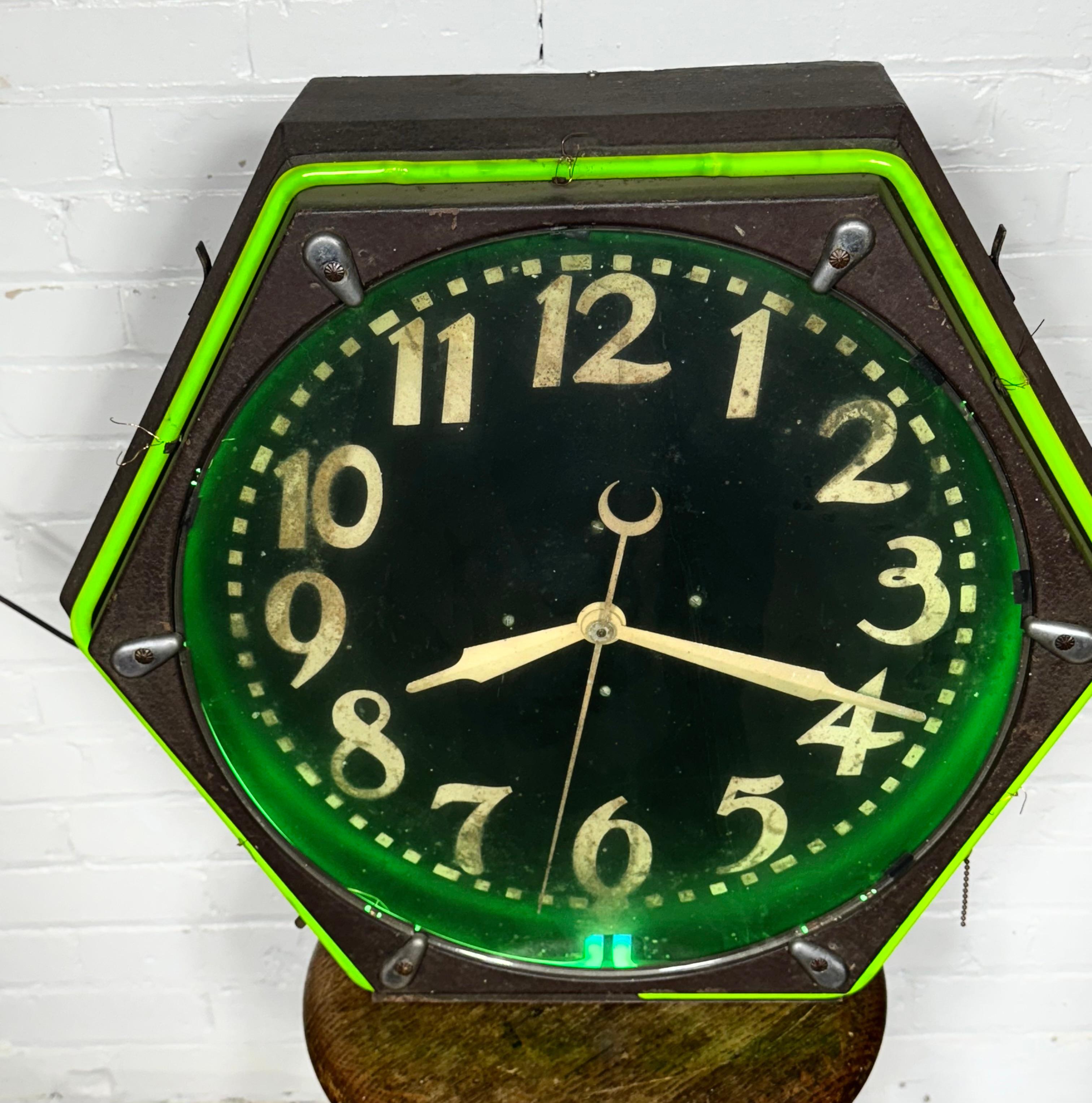 Große Electric Neon Clock Co. Sechsfarbiges sechseckiges seltenes Jugendstil-Gold 1930er -40er Jahre (amerikanisch) im Angebot