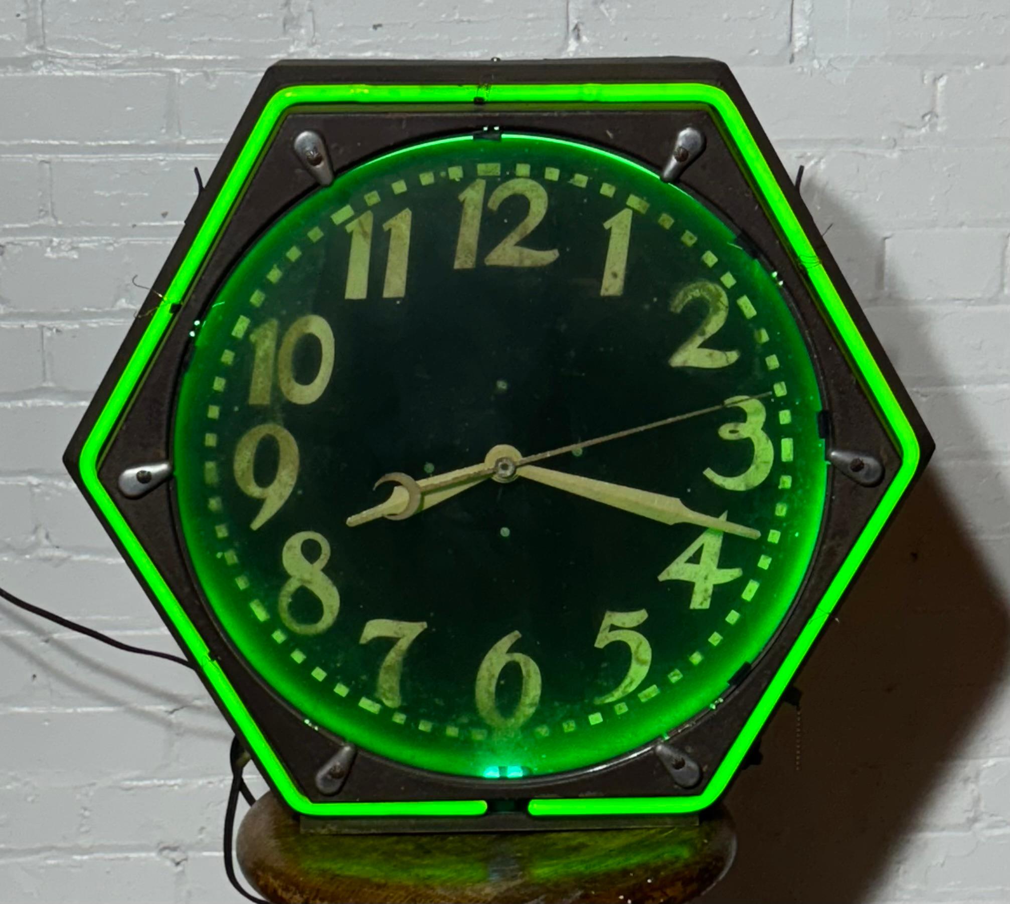 Große Electric Neon Clock Co. Sechsfarbiges sechseckiges seltenes Jugendstil-Gold 1930er -40er Jahre im Zustand „Gut“ im Angebot in Buffalo, NY